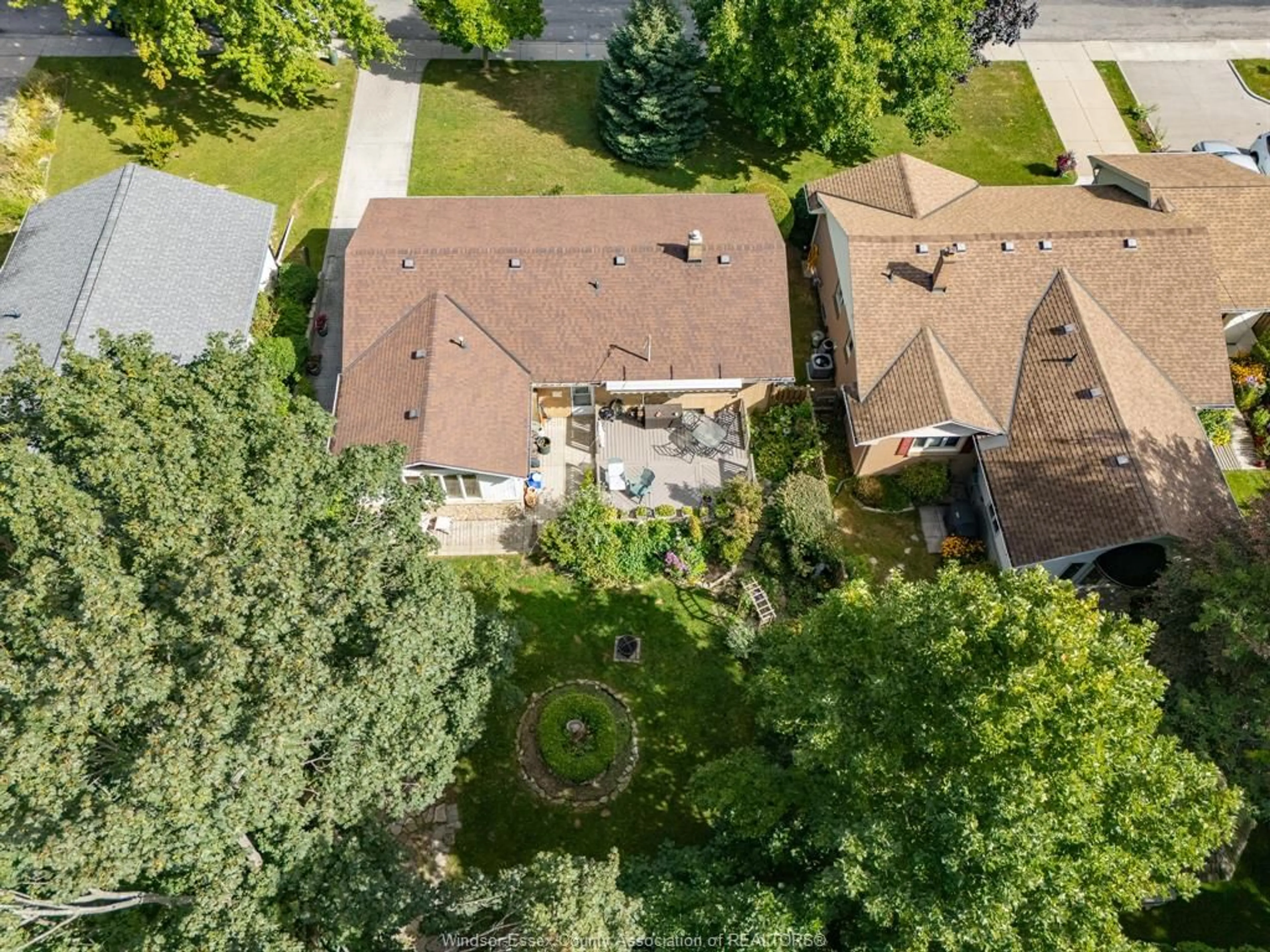 A pic from outside/outdoor area/front of a property/back of a property/a pic from drone, street for 10 Alderton, Leamington Ontario N8H 2G8