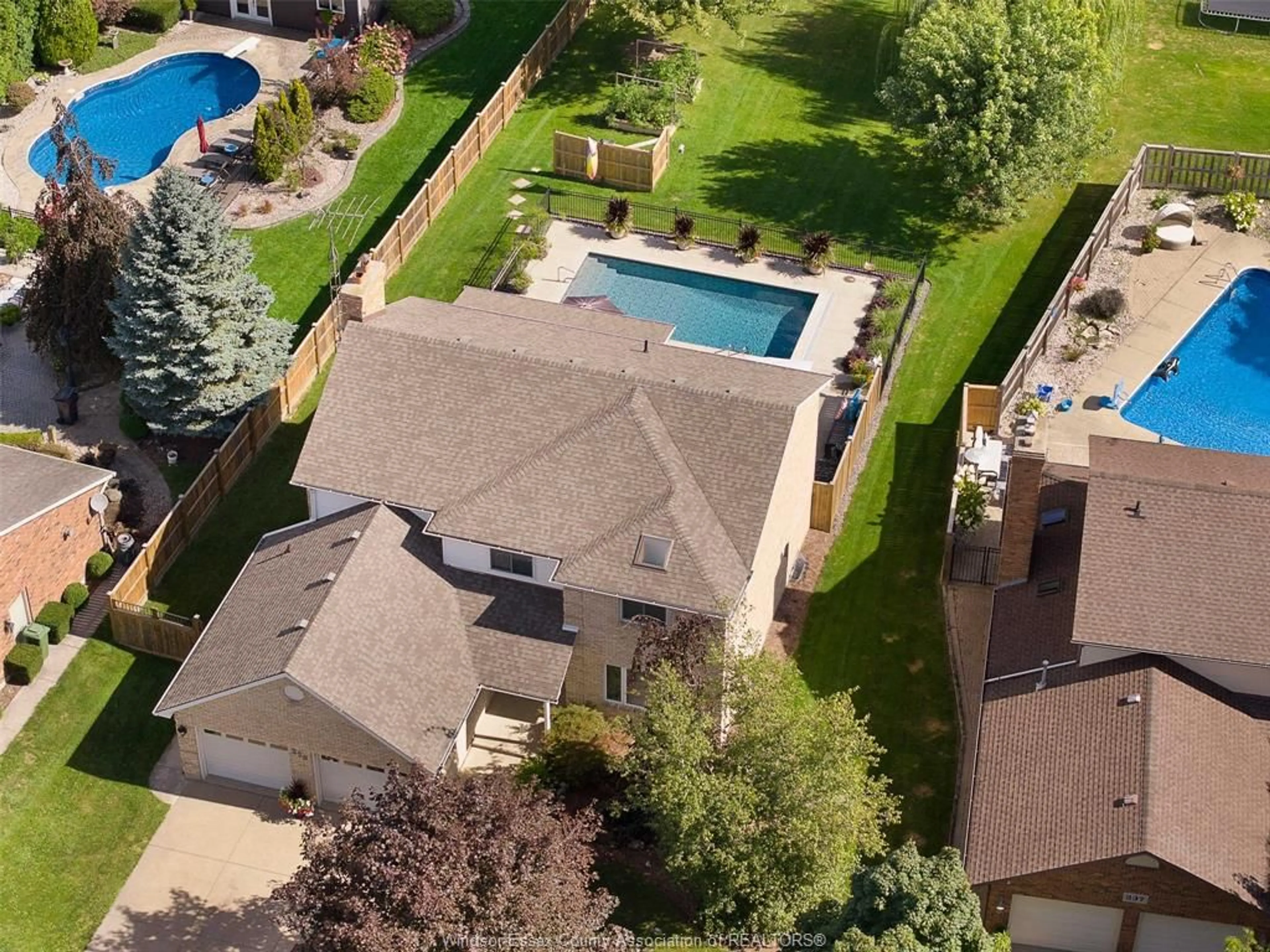A pic from outside/outdoor area/front of a property/back of a property/a pic from drone, street for 229 IRWIN Ave, Essex Ontario N8M 2T5