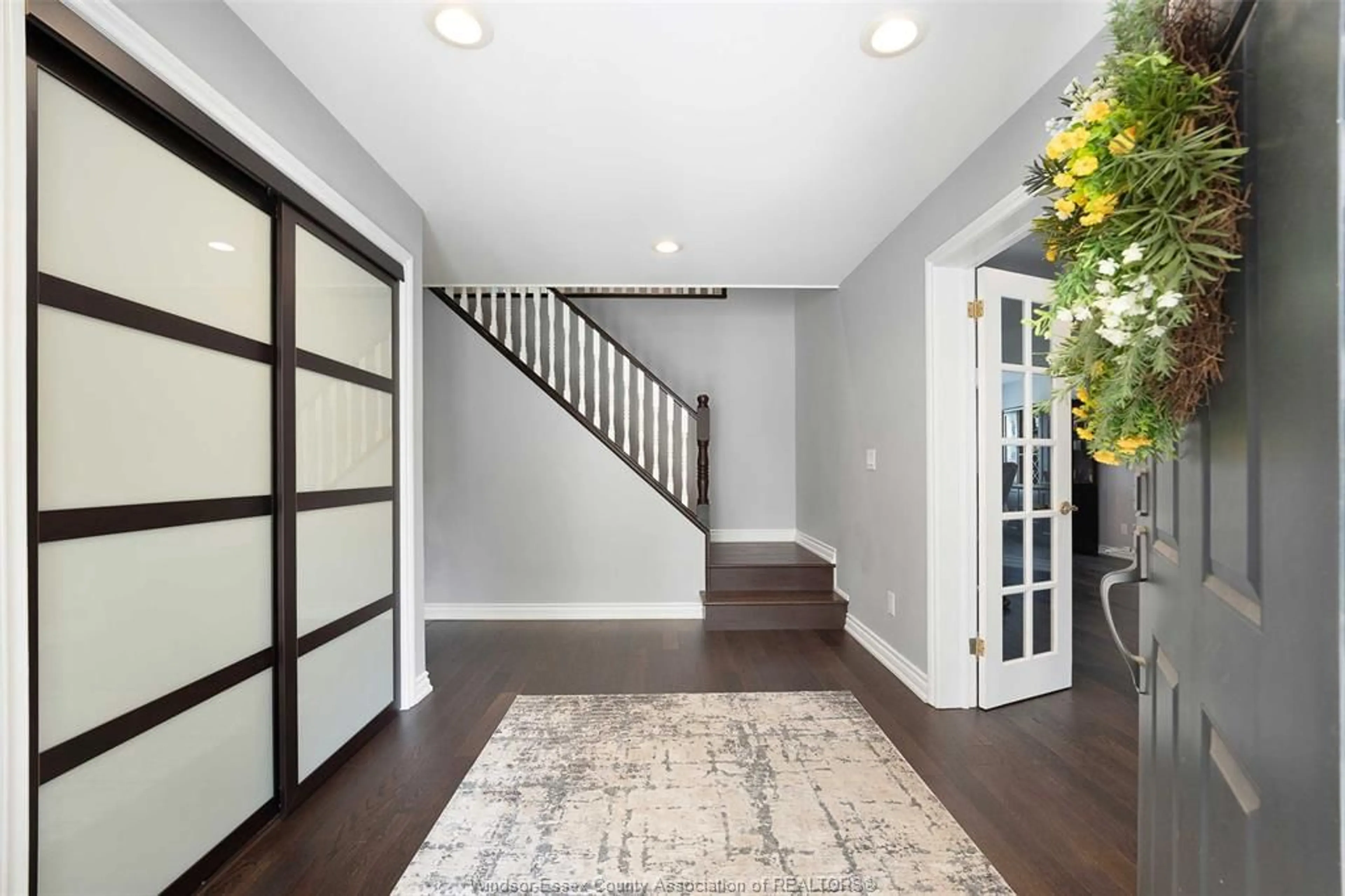Indoor entryway for 229 IRWIN Ave, Essex Ontario N8M 2T5