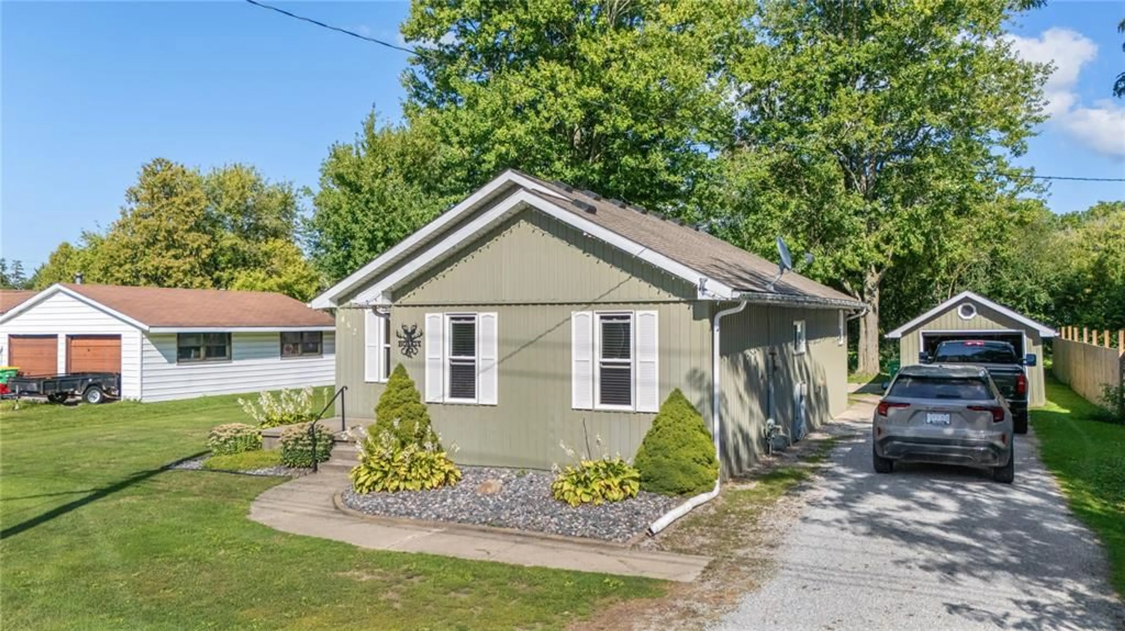 Home with vinyl exterior material, street for 452 MAUDE St, Petrolia Ontario N0N 1E0