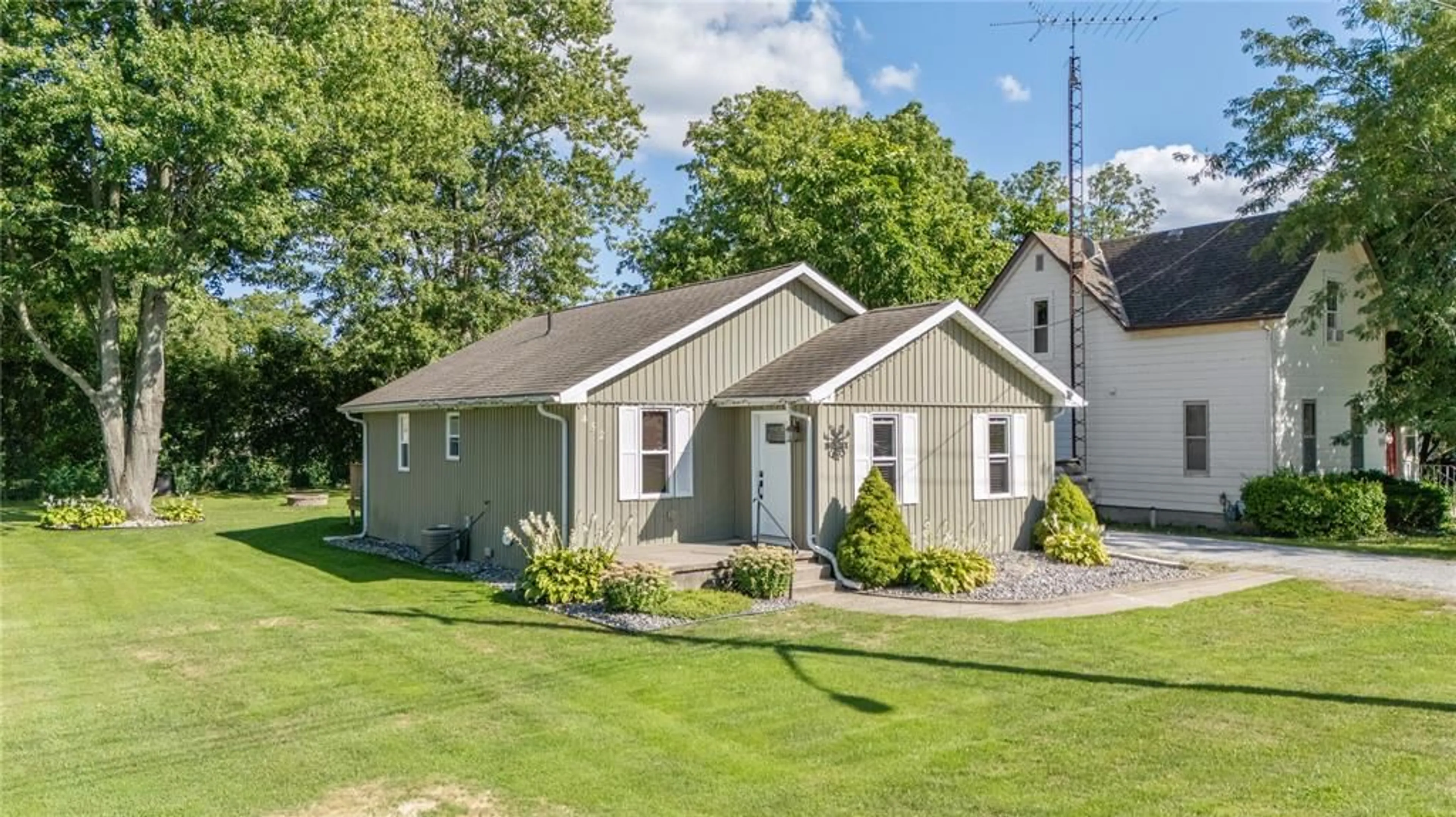 Home with vinyl exterior material, street for 452 MAUDE St, Petrolia Ontario N0N 1E0