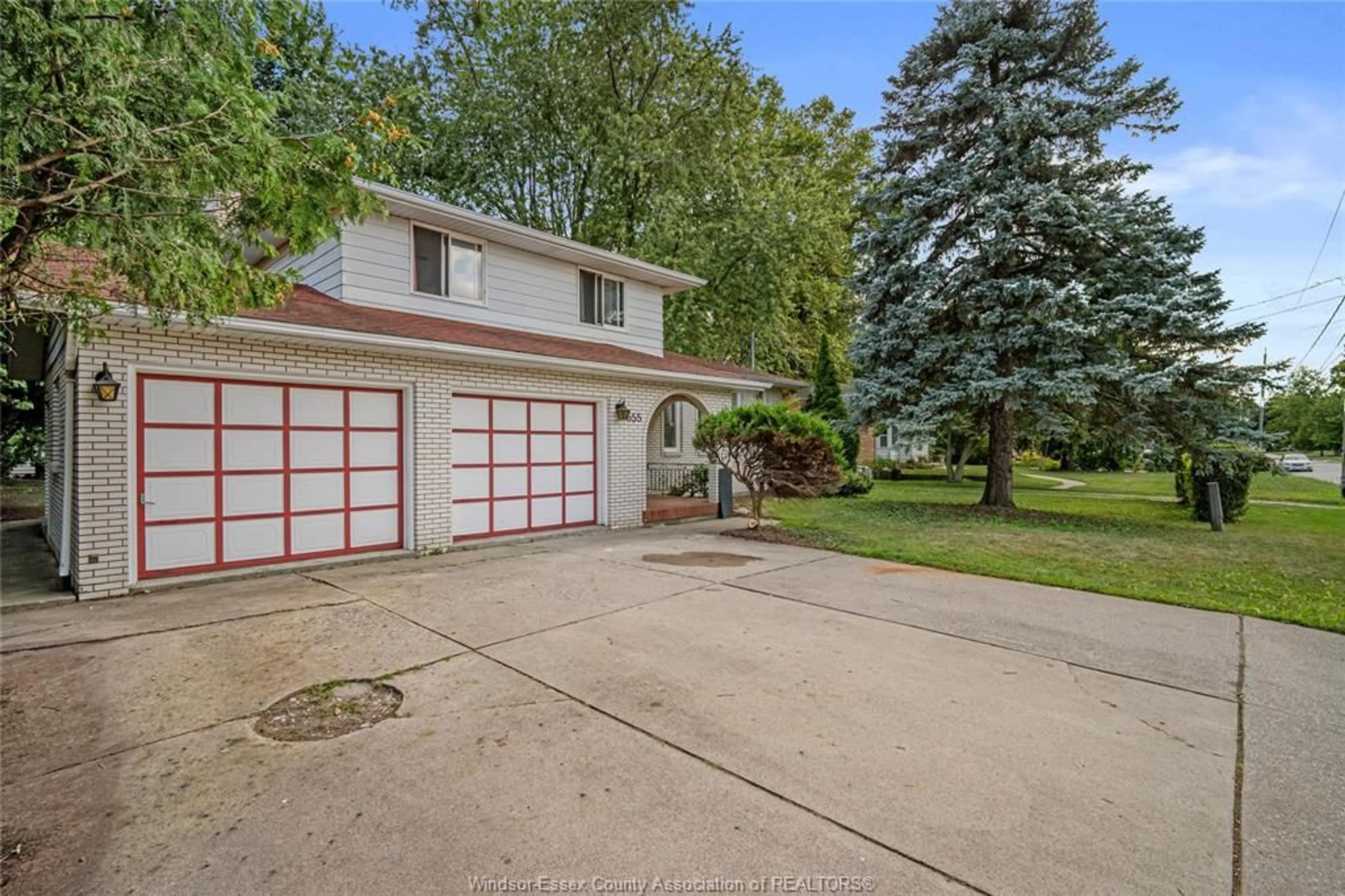 Unknown for 655 ROSELAND Dr, Windsor Ontario N9G 1T7