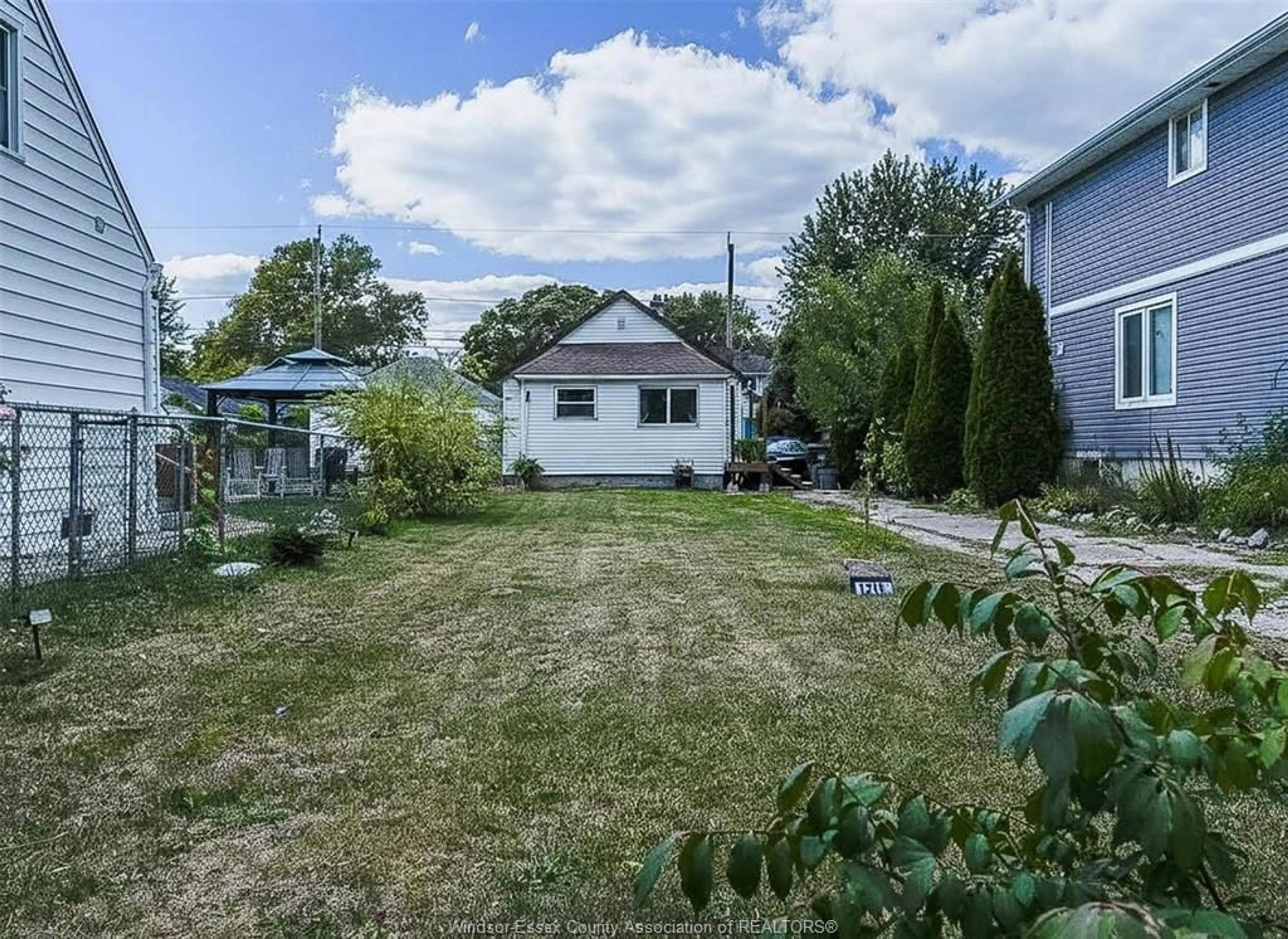 A pic from outside/outdoor area/front of a property/back of a property/a pic from drone, street for 1215 AUBIN Rd, Windsor Ontario N8Y 4E4