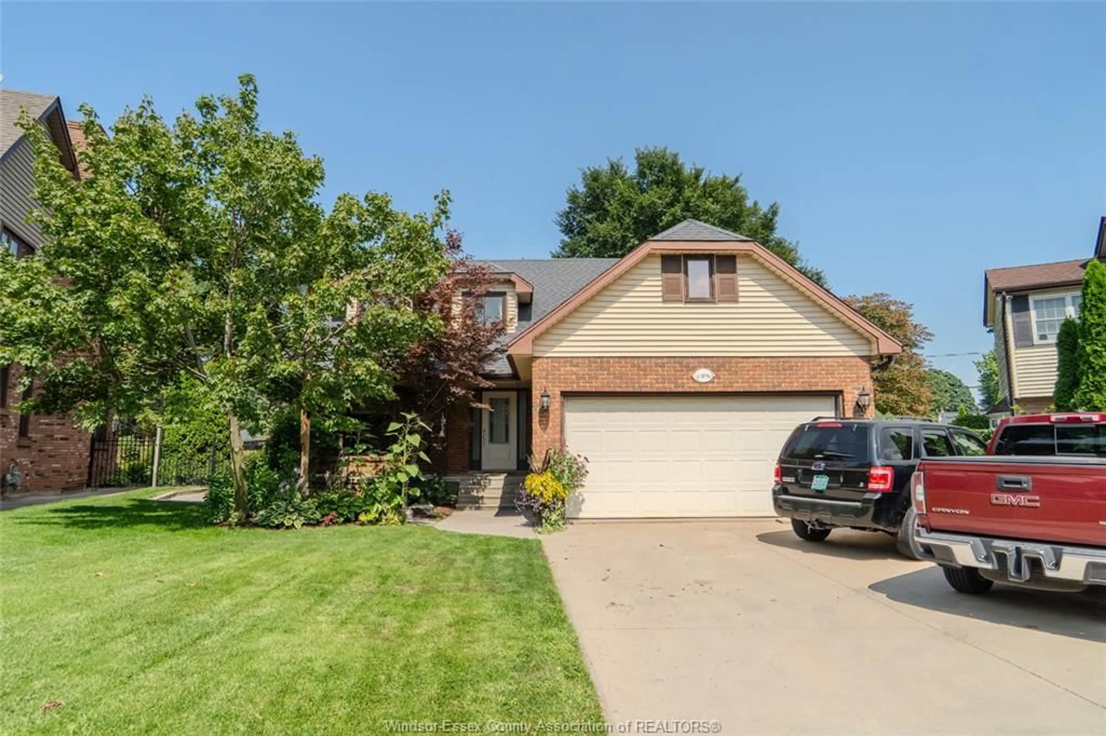 A pic from outside/outdoor area/front of a property/back of a property/a pic from drone, street for 13196 Salich Crt, Tecumseh Ontario N8N 4J7
