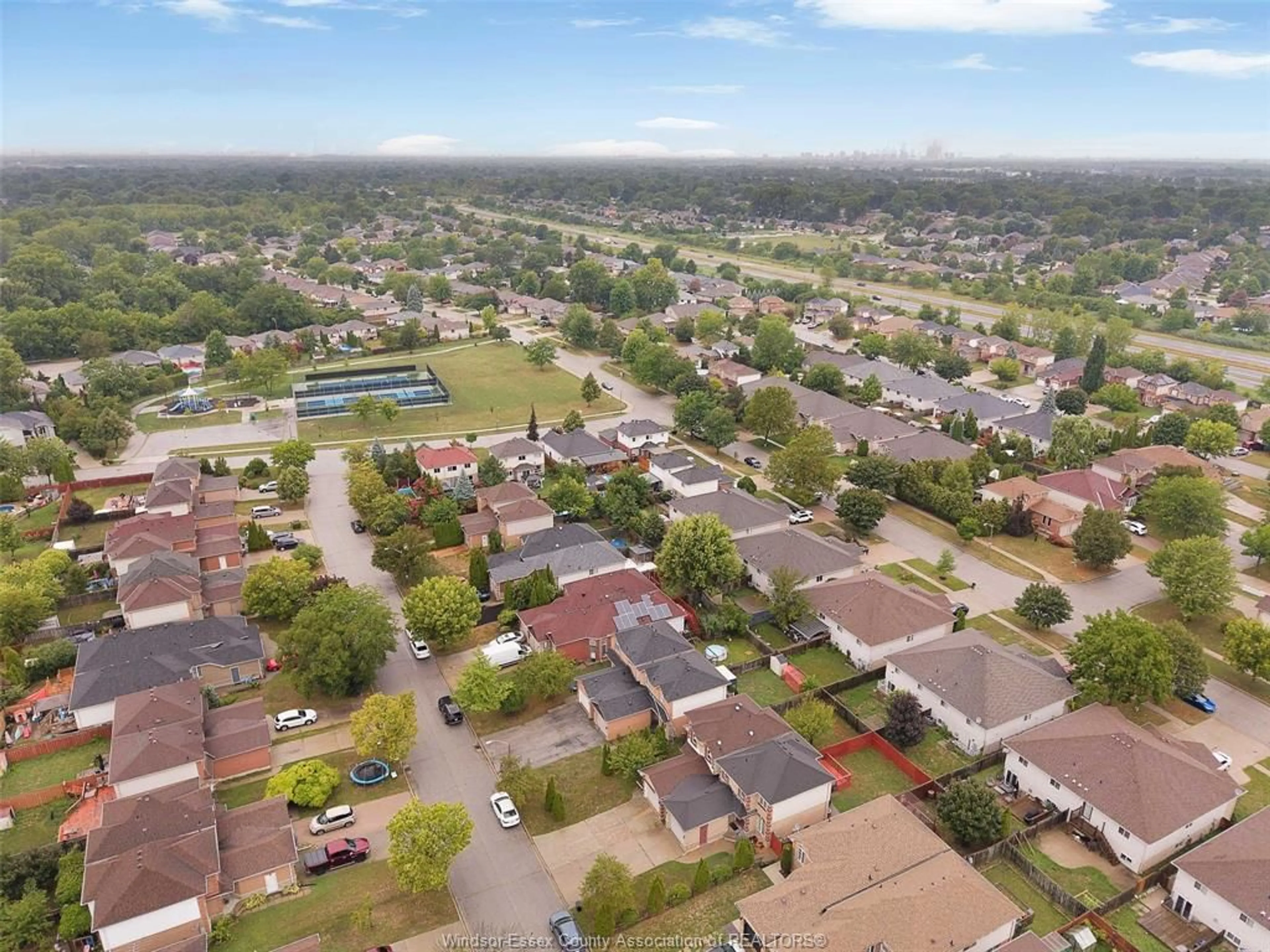 A pic from outside/outdoor area/front of a property/back of a property/a pic from drone, street for 998 PEACH BLOSSOM, Windsor Ontario N9G 2S2
