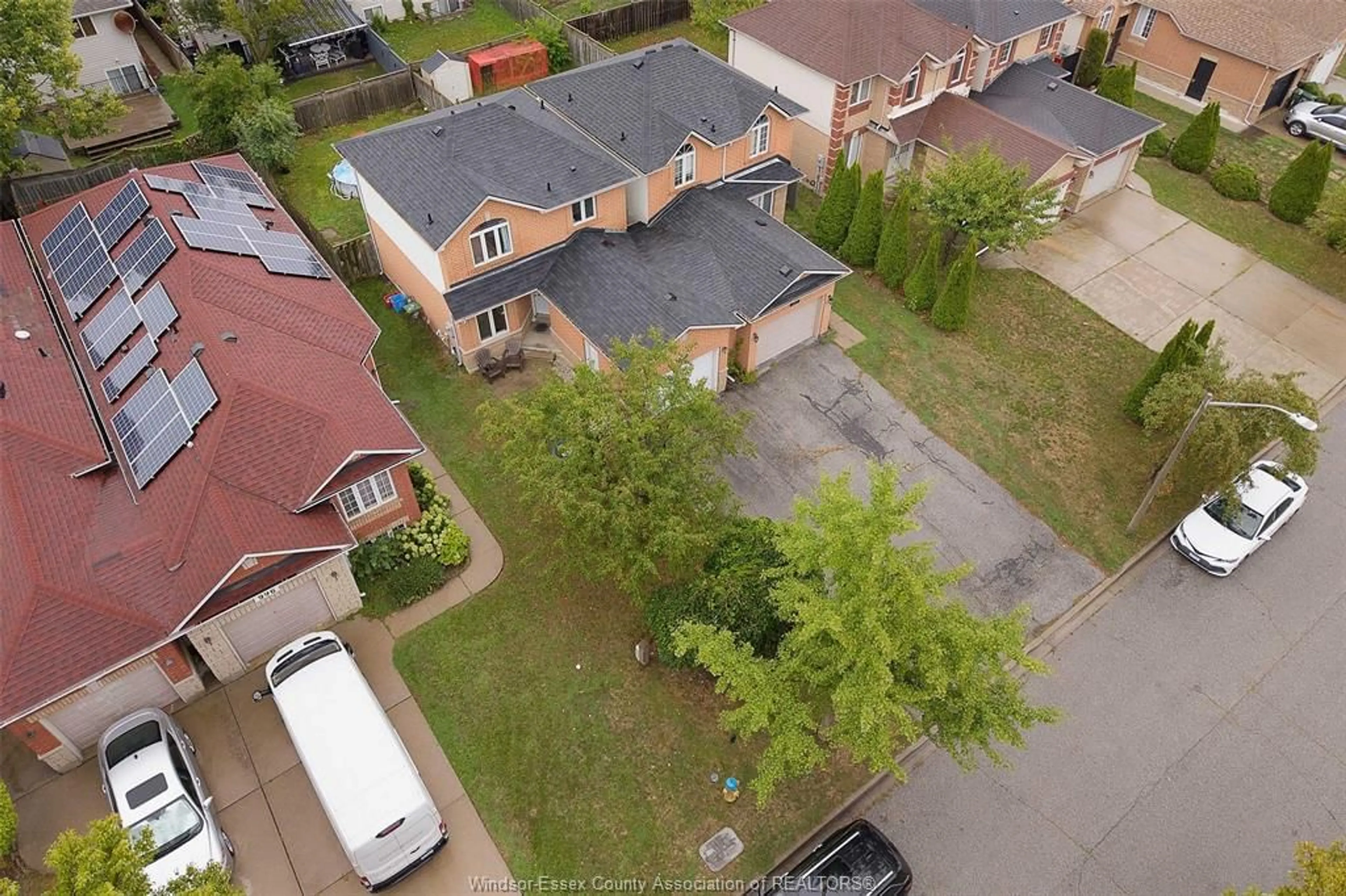 A pic from outside/outdoor area/front of a property/back of a property/a pic from drone, street for 998 PEACH BLOSSOM, Windsor Ontario N9G 2S2