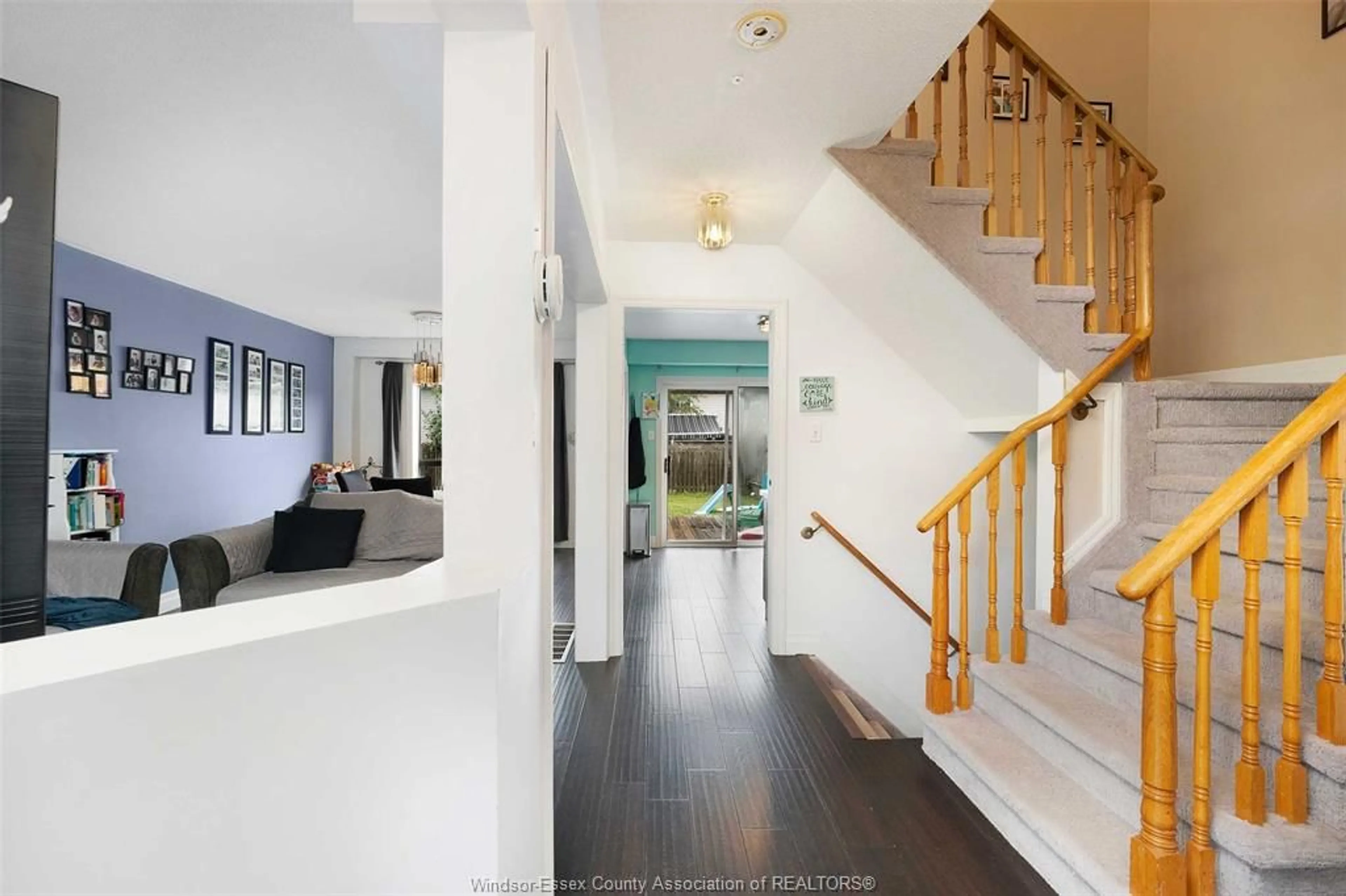 Indoor foyer for 998 PEACH BLOSSOM, Windsor Ontario N9G 2S2