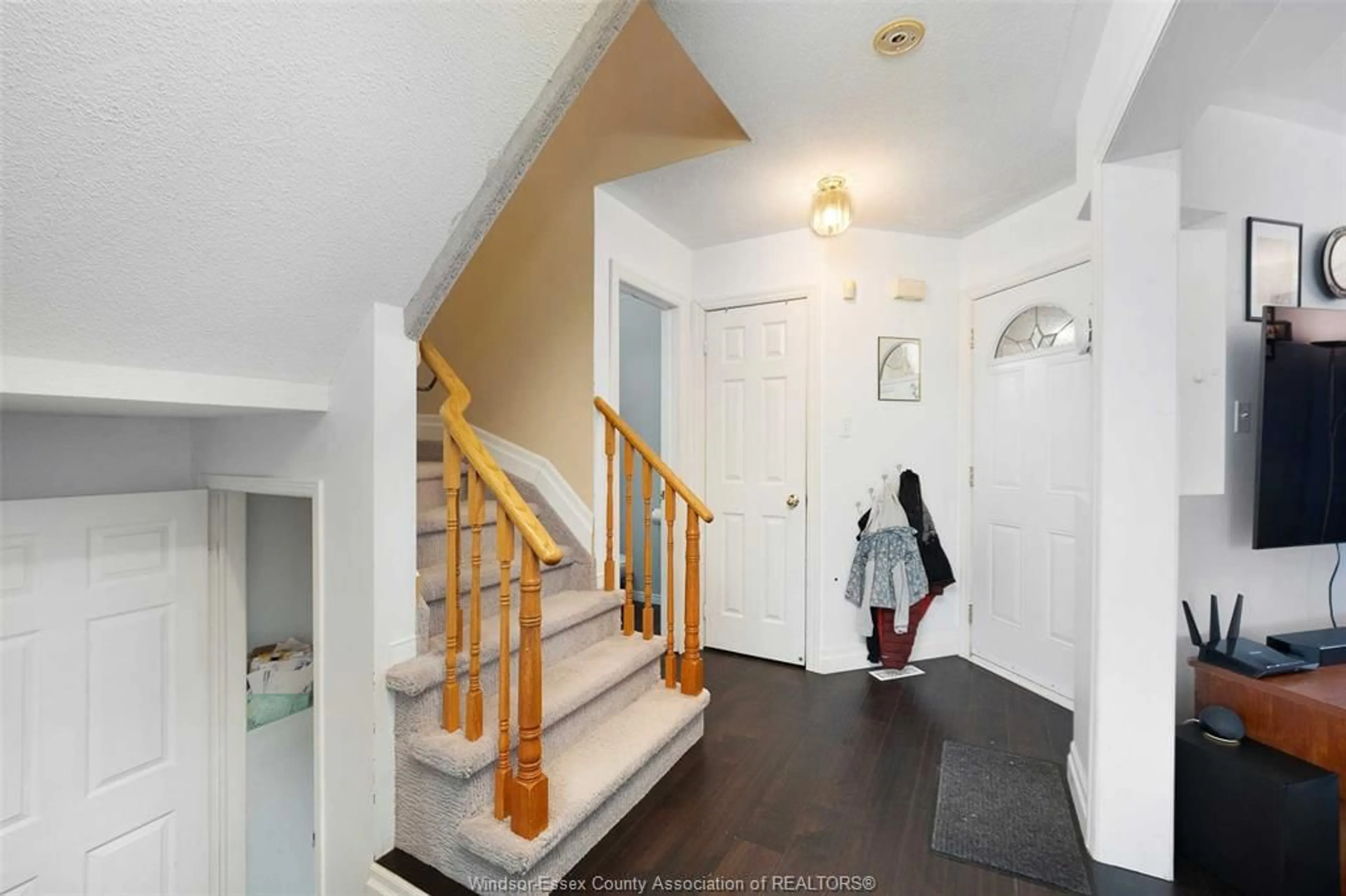 Indoor foyer for 998 PEACH BLOSSOM, Windsor Ontario N9G 2S2