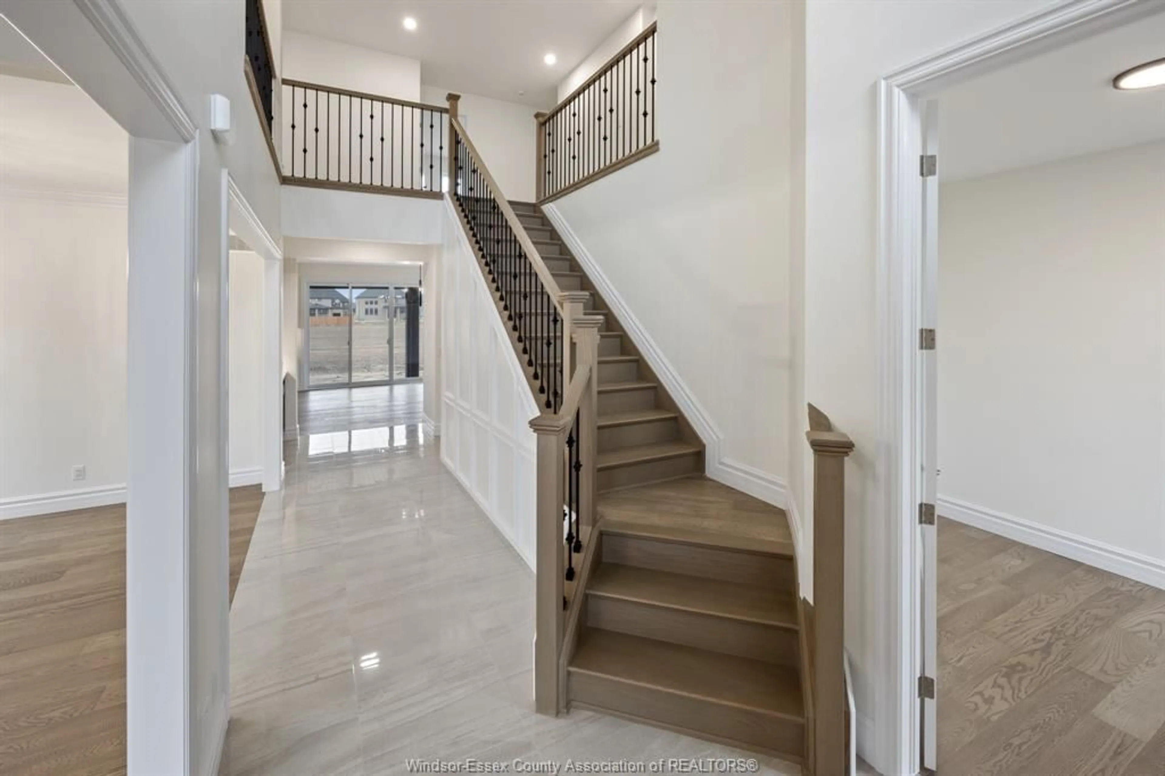 Indoor foyer for 519 VENETO St, Lakeshore Ontario N8L 0K4