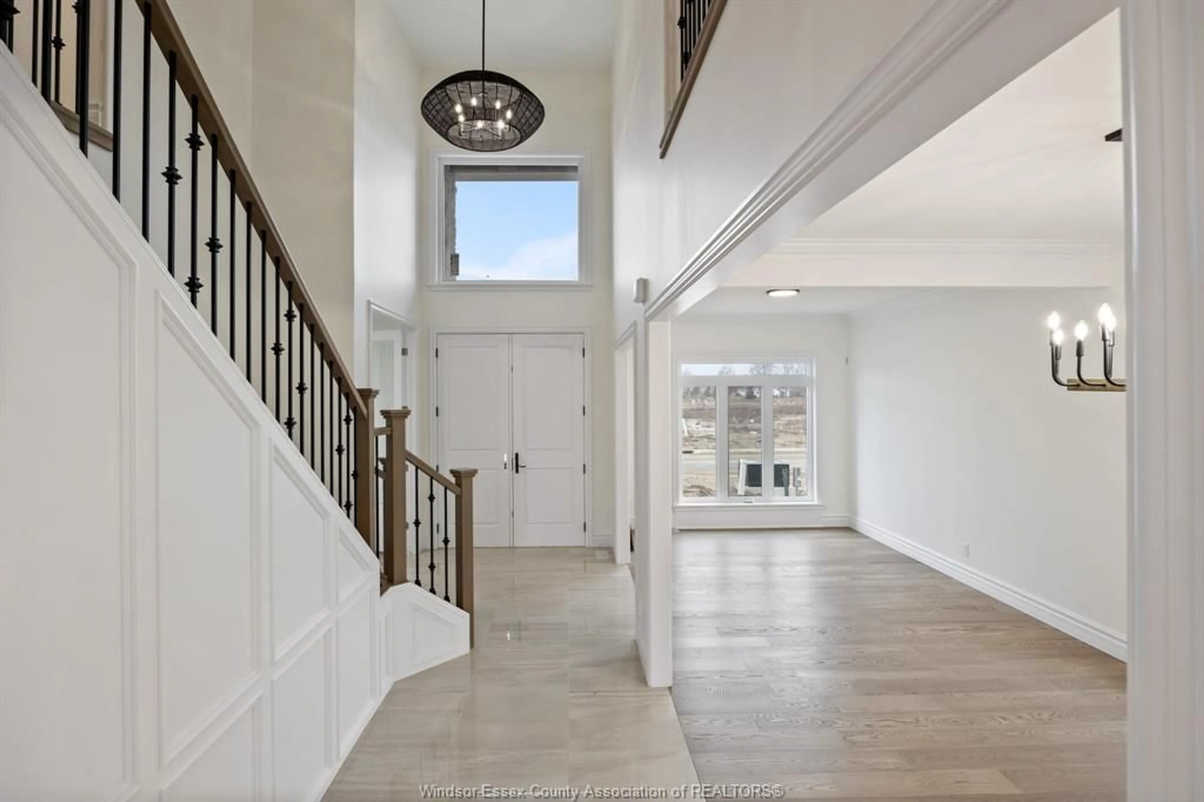 Indoor foyer for 519 VENETO St, Lakeshore Ontario N8L 0K4