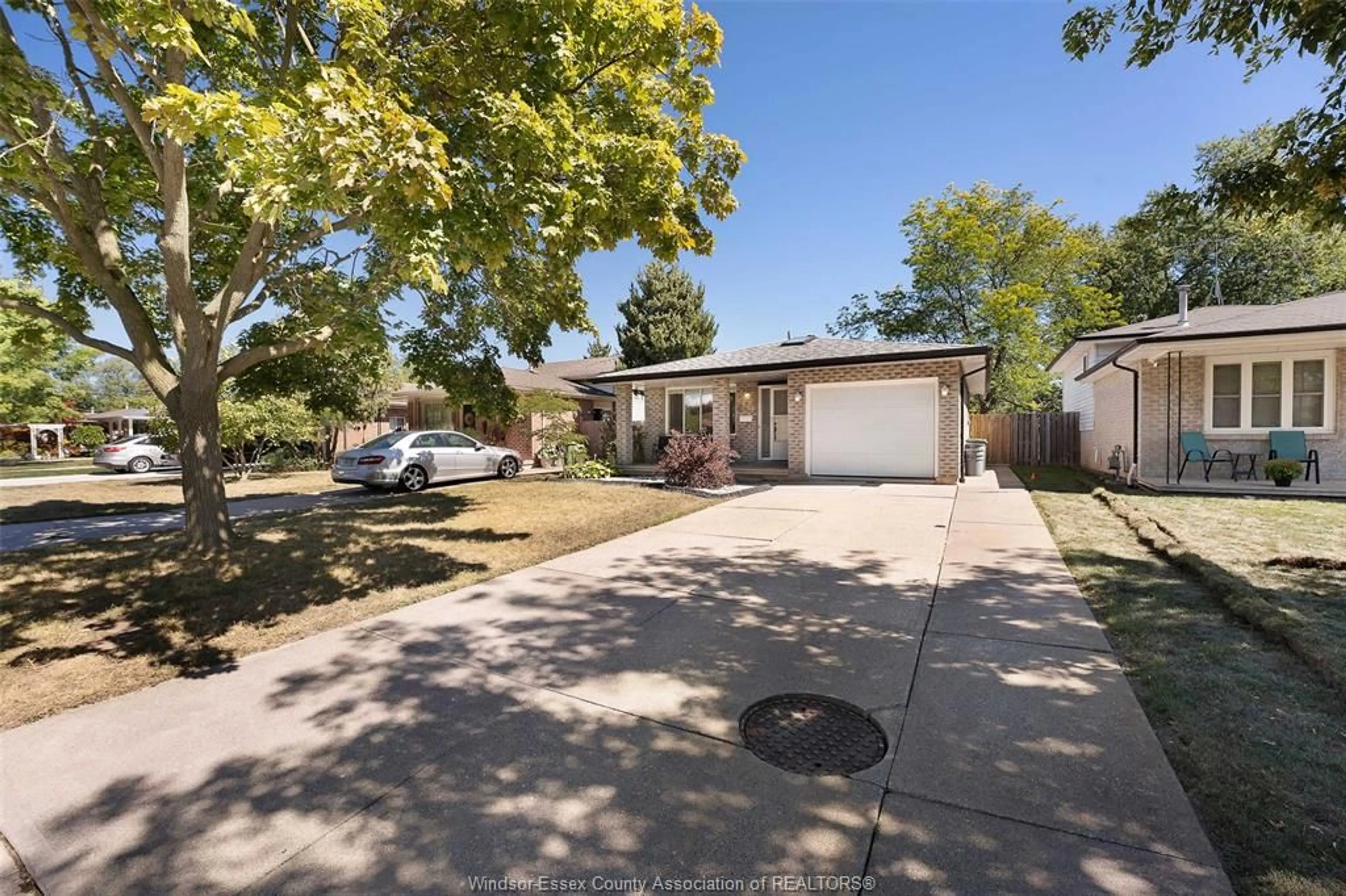 A pic from outside/outdoor area/front of a property/back of a property/a pic from drone, street for 2544 ELLROSE Ave, Windsor Ontario N8W 5Z8