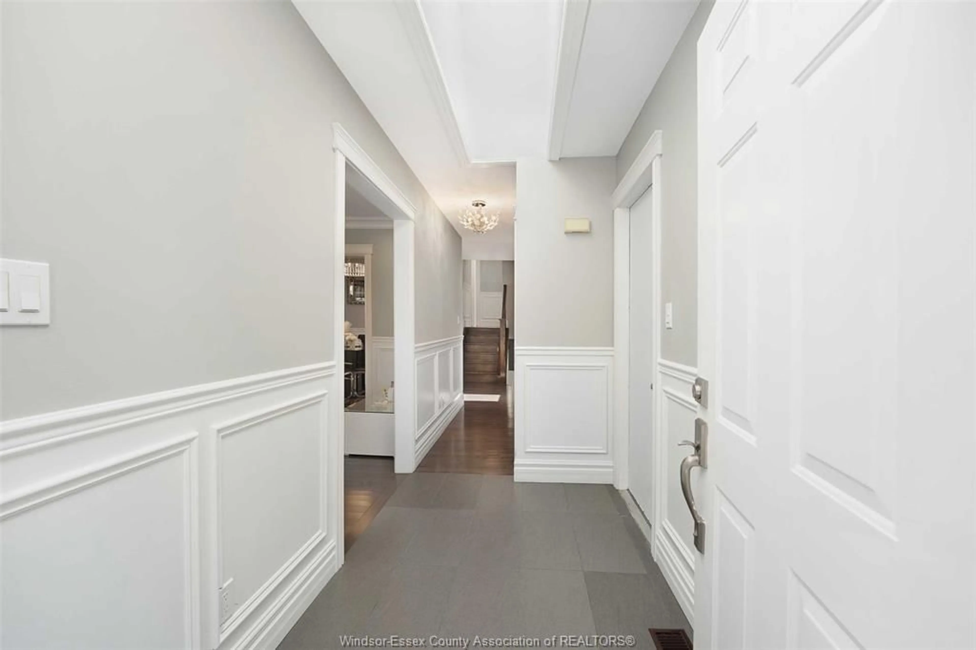 Indoor foyer for 2544 ELLROSE Ave, Windsor Ontario N8W 5Z8
