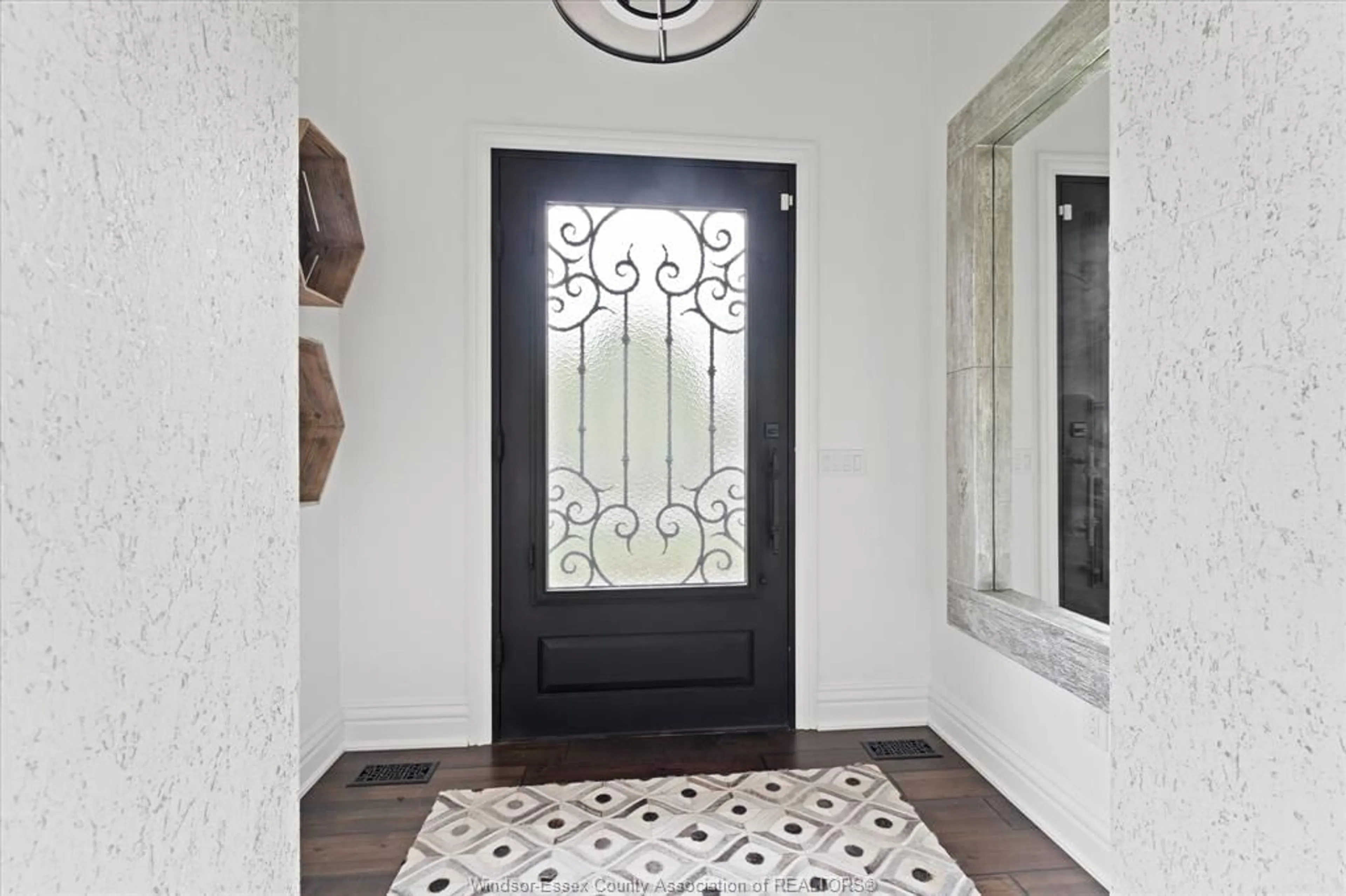 Indoor entryway for 540 KENNEDY Dr, Windsor Ontario N9G 1S9