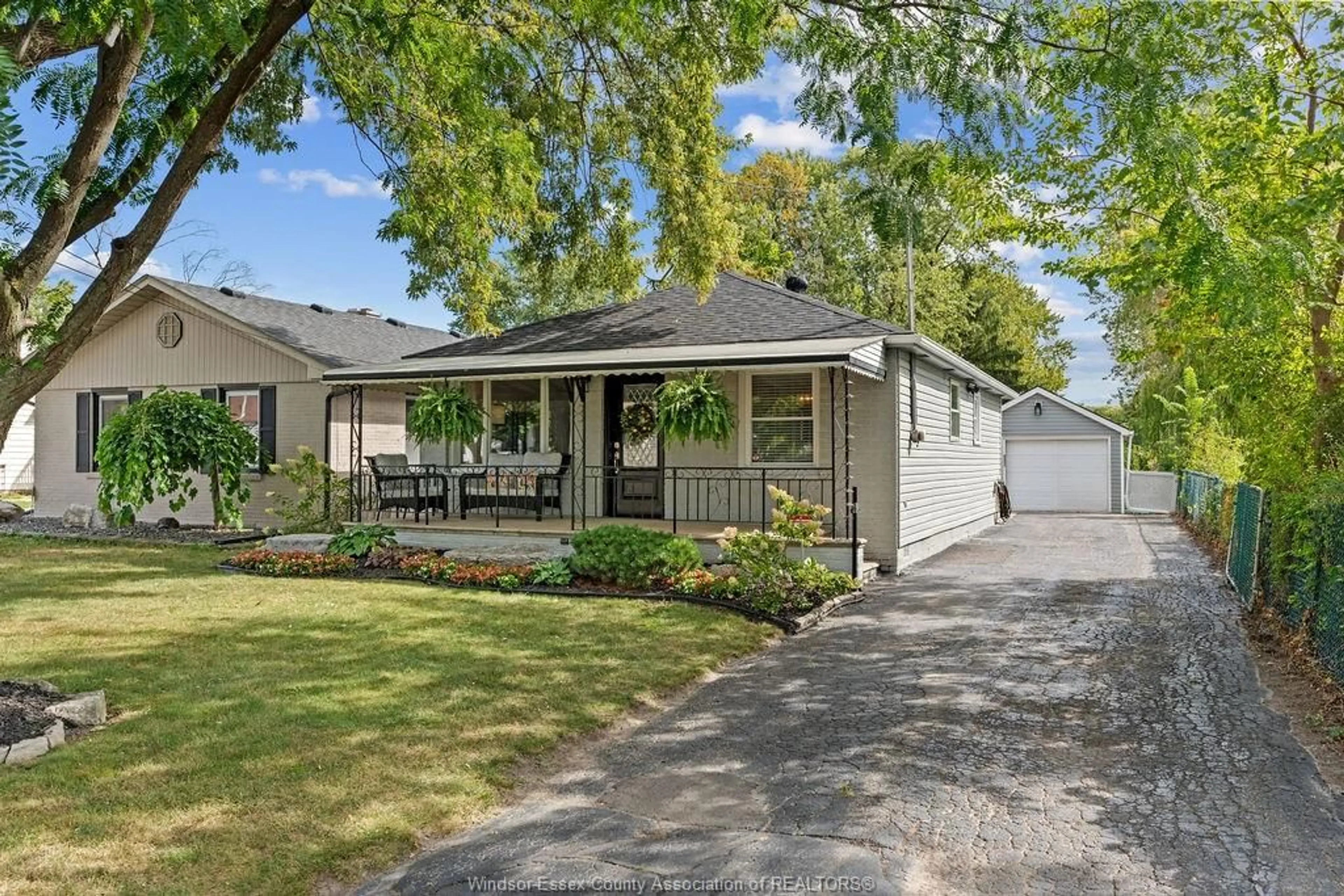 Home with vinyl exterior material, street for 742 WILLIAM, Tecumseh Ontario N8N 2A3