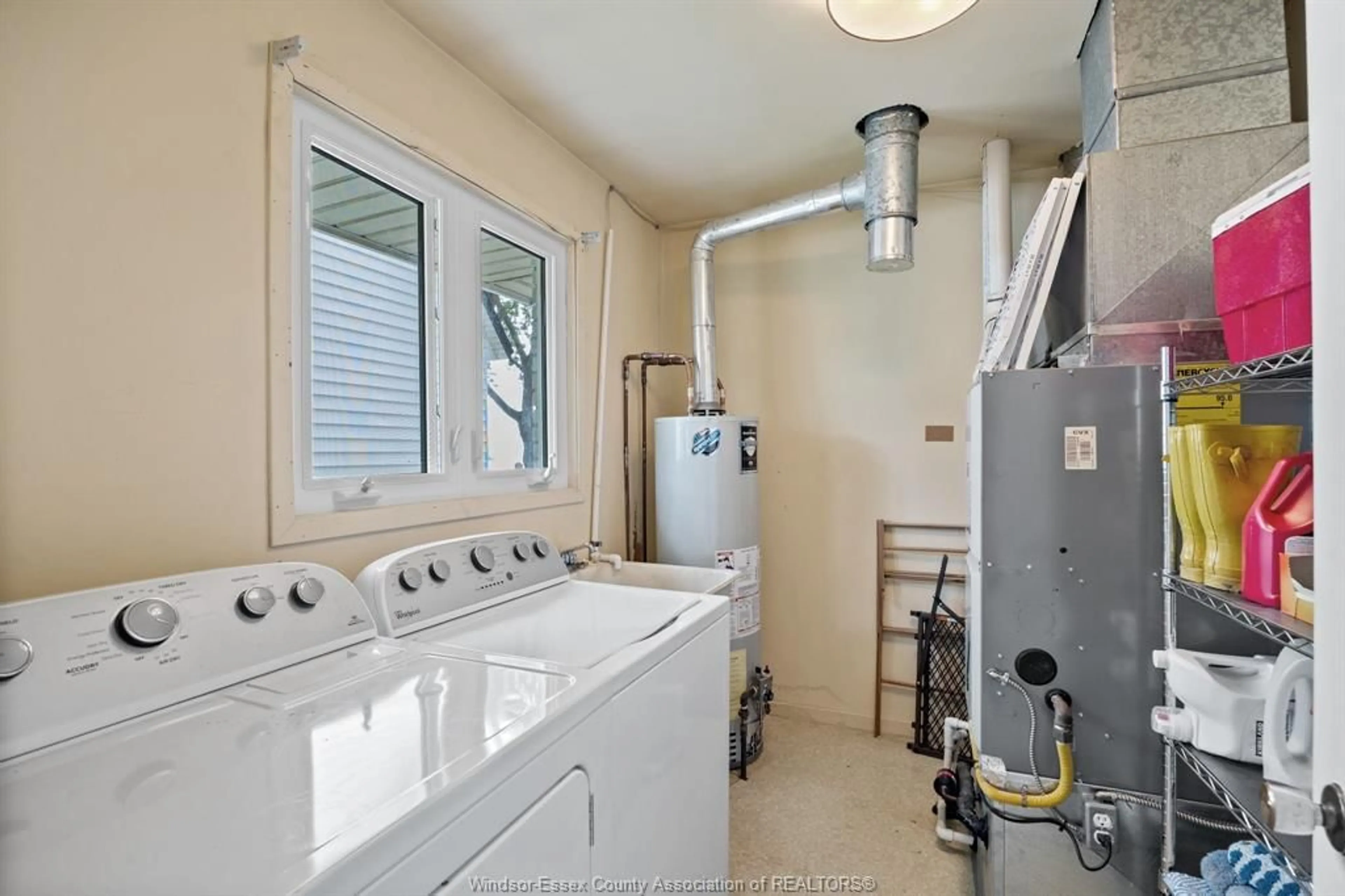 Laundry room for 405 LAKEVIEW Dr, Belle River Ontario N8L 0M1