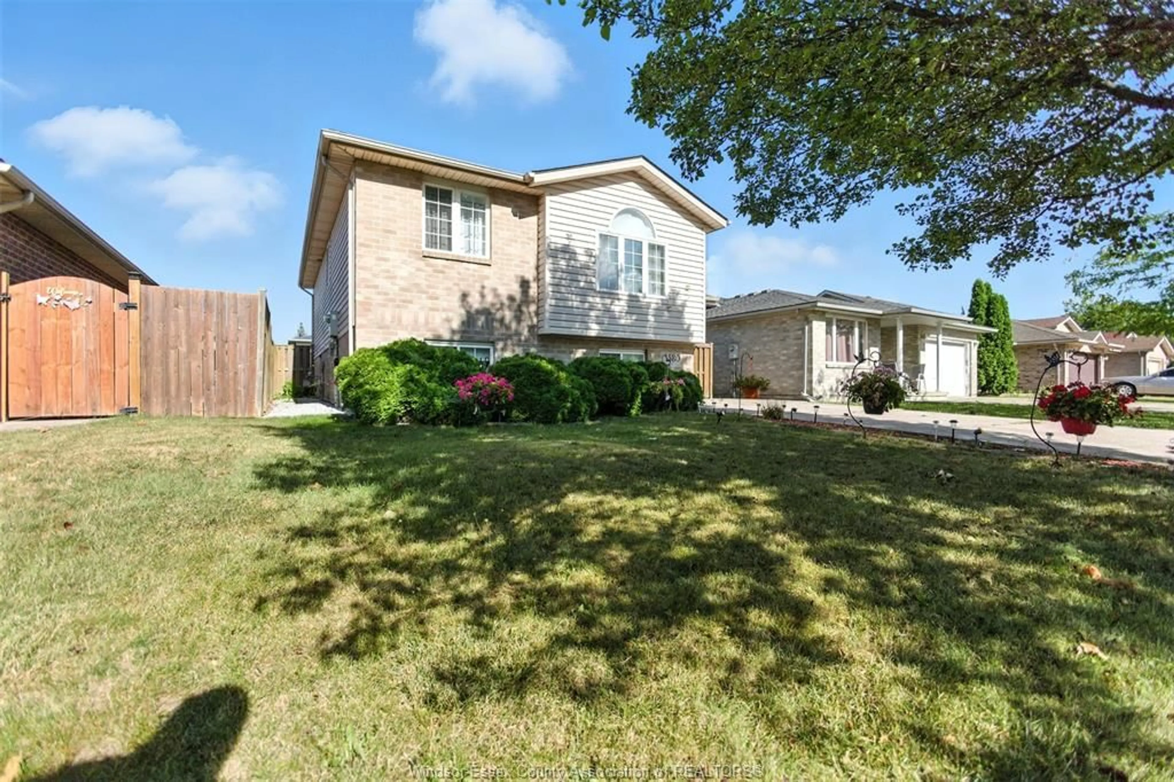 A pic from outside/outdoor area/front of a property/back of a property/a pic from drone, unknown for 3580 KLONDIKE Ave, Windsor Ontario N8W 5T2