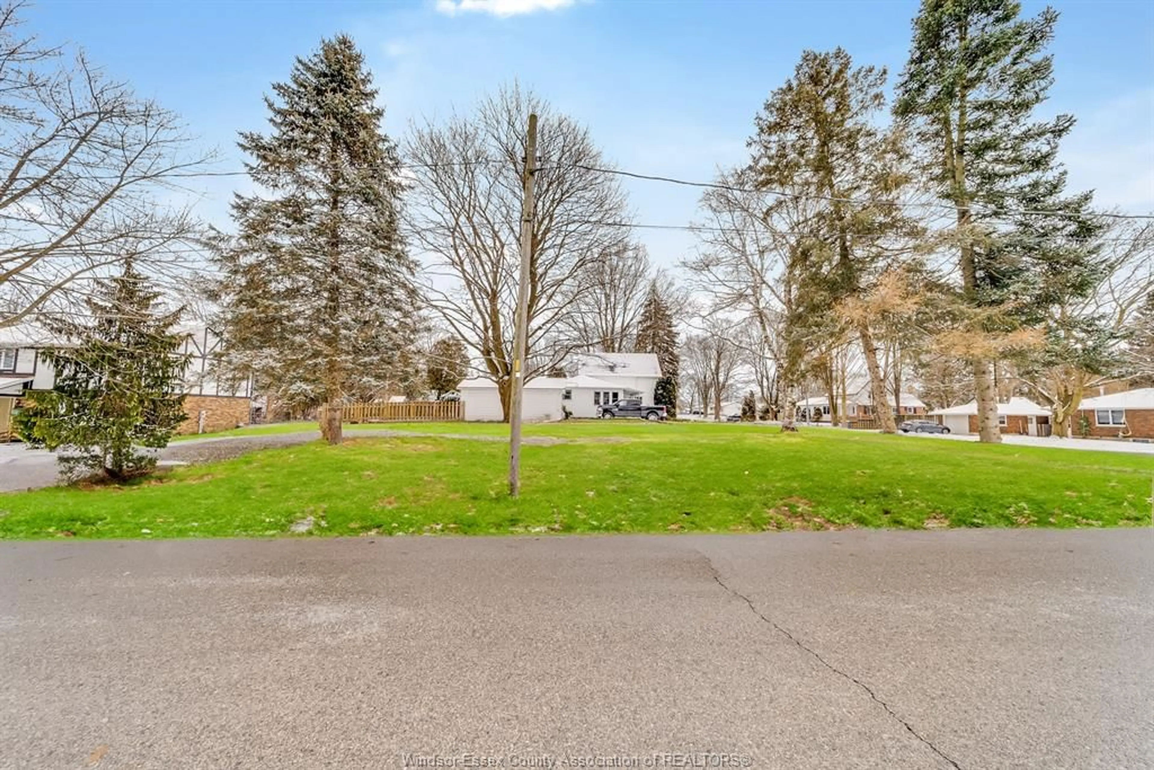 A pic from outside/outdoor area/front of a property/back of a property/a pic from drone, street for 32 BROADWAY St, Ridgetown Ontario N0P 2C0