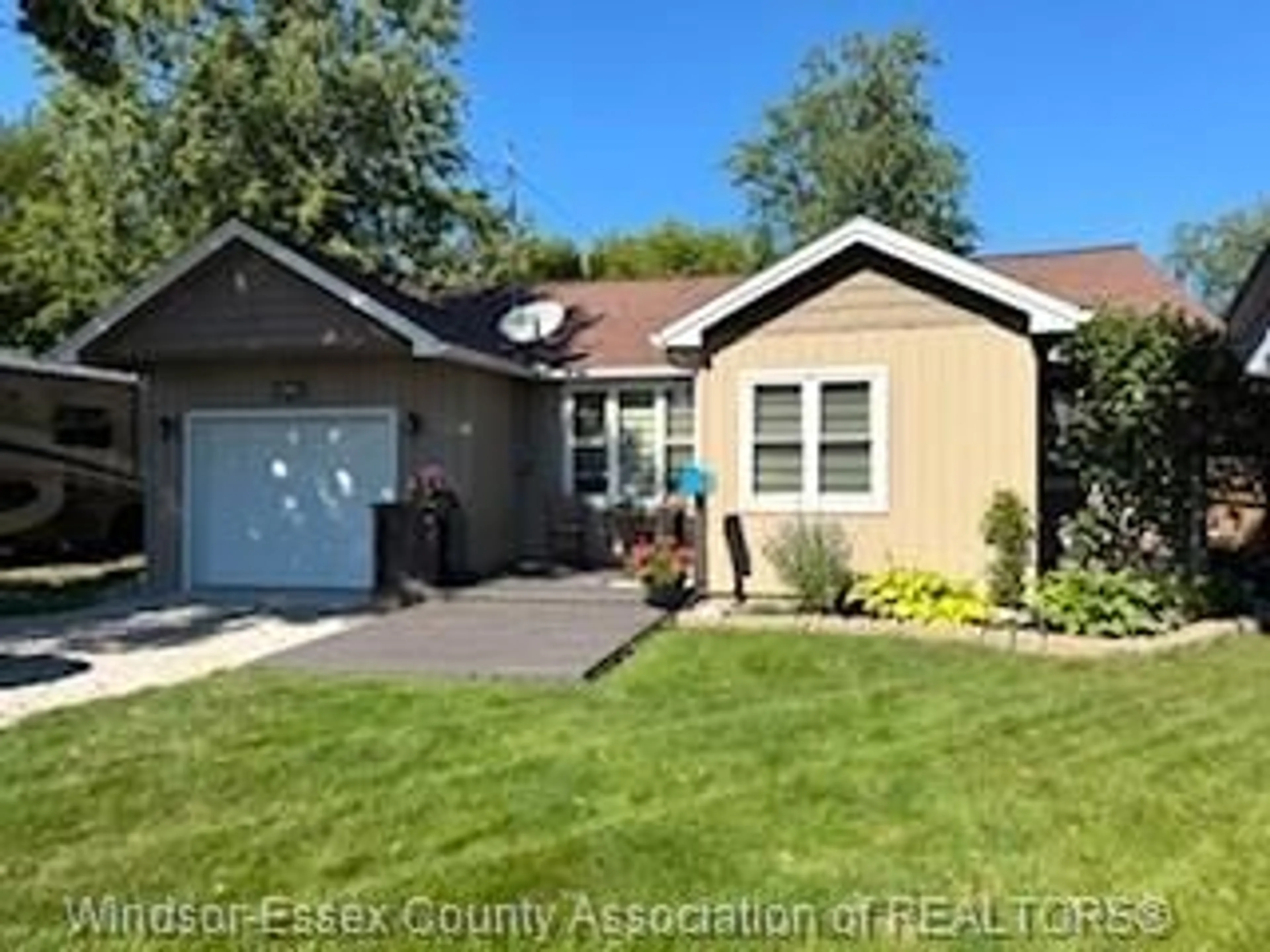 Home with vinyl exterior material, street for 641 Point Pelee Dr., Leamington Ontario N8H 3V4