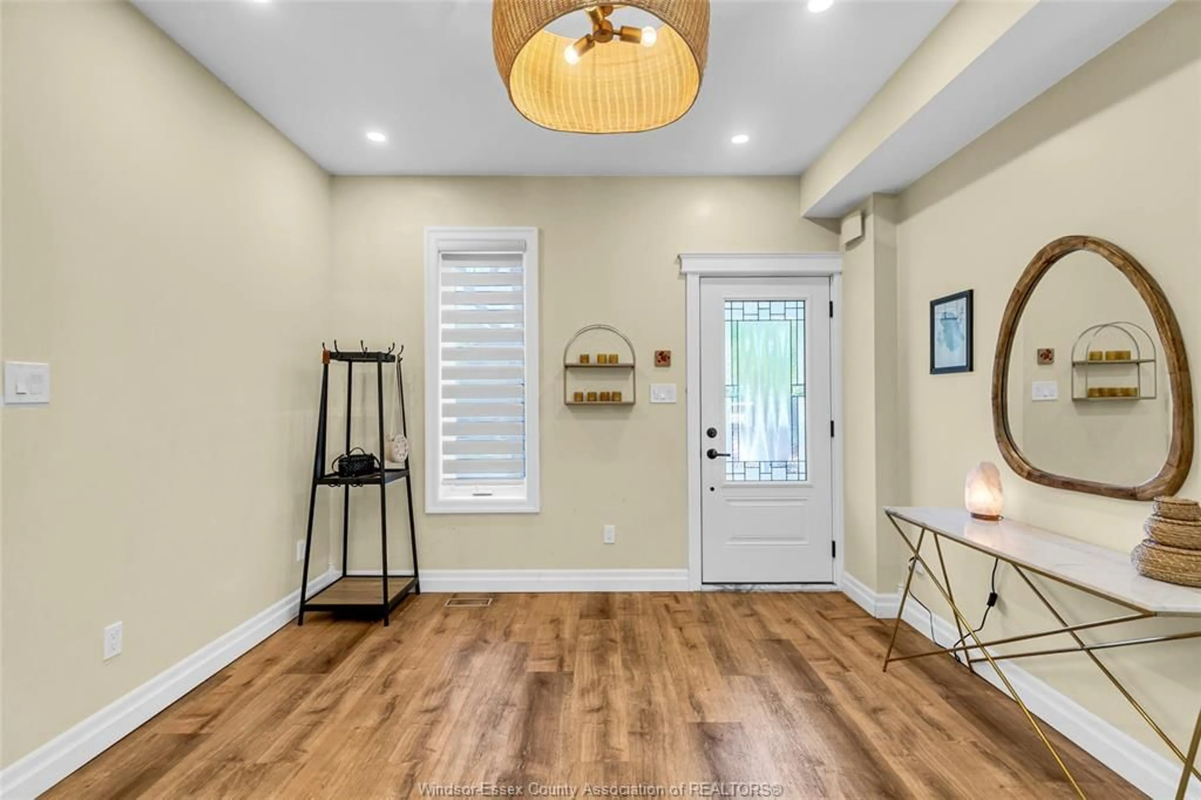 Indoor entryway for 727 ARGYLE Rd, Windsor Ontario N8Y 3J8
