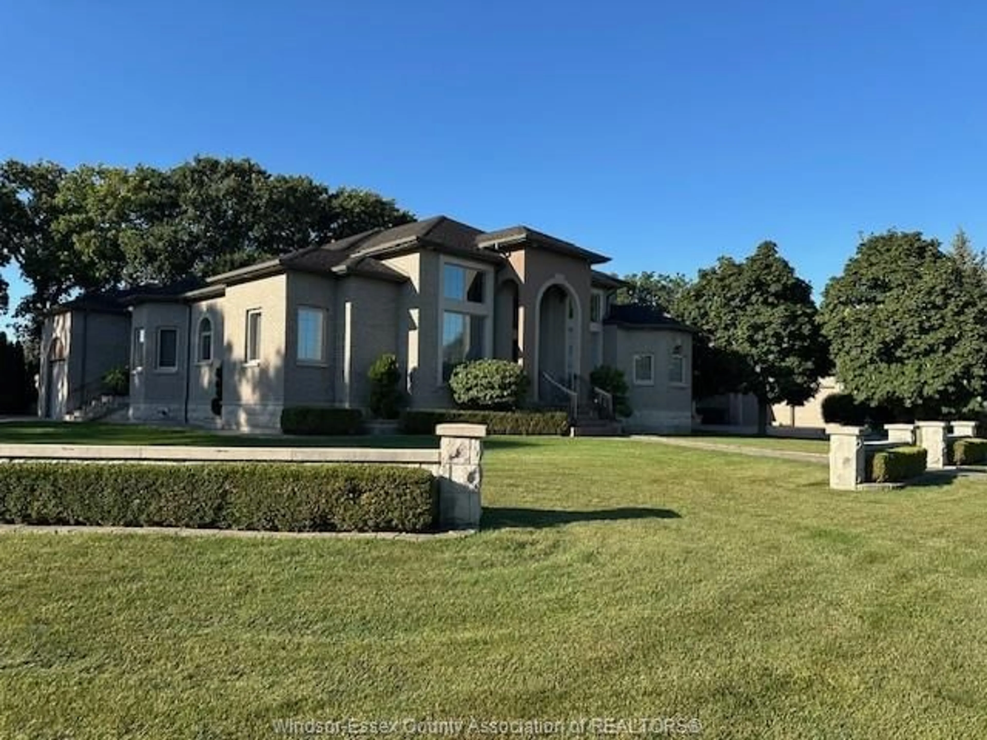 A pic from outside/outdoor area/front of a property/back of a property/a pic from drone, unknown for 125 LINKS Dr, Amherstburg Ontario N9V 3Z3