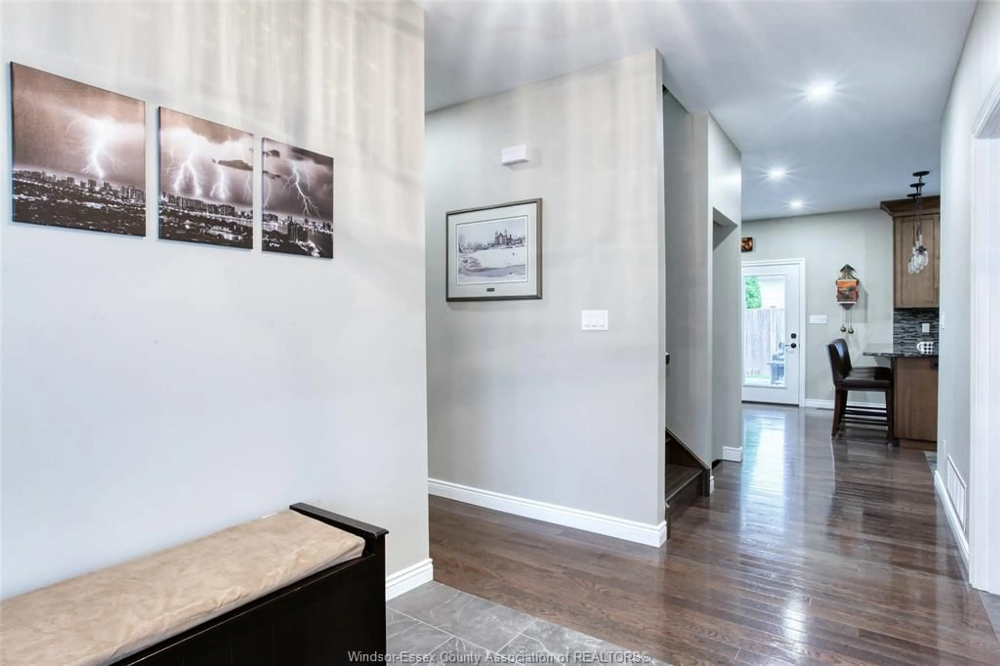 Indoor entryway for 171 RIVERVIEW AVE., LaSalle Ontario N9J 1E3