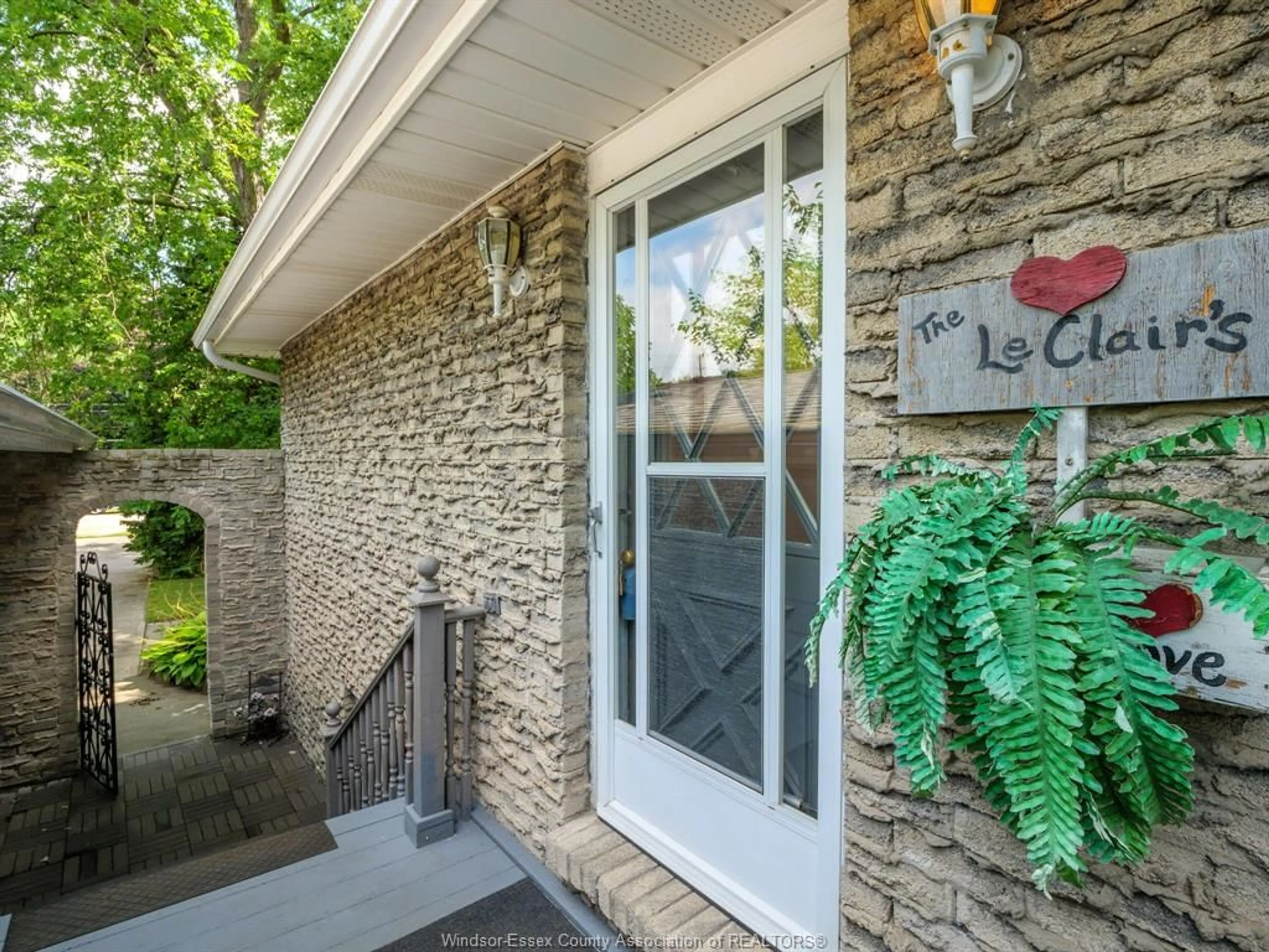 Indoor entryway for 1050 REAUME Rd, LaSalle Ontario N9J 1C1