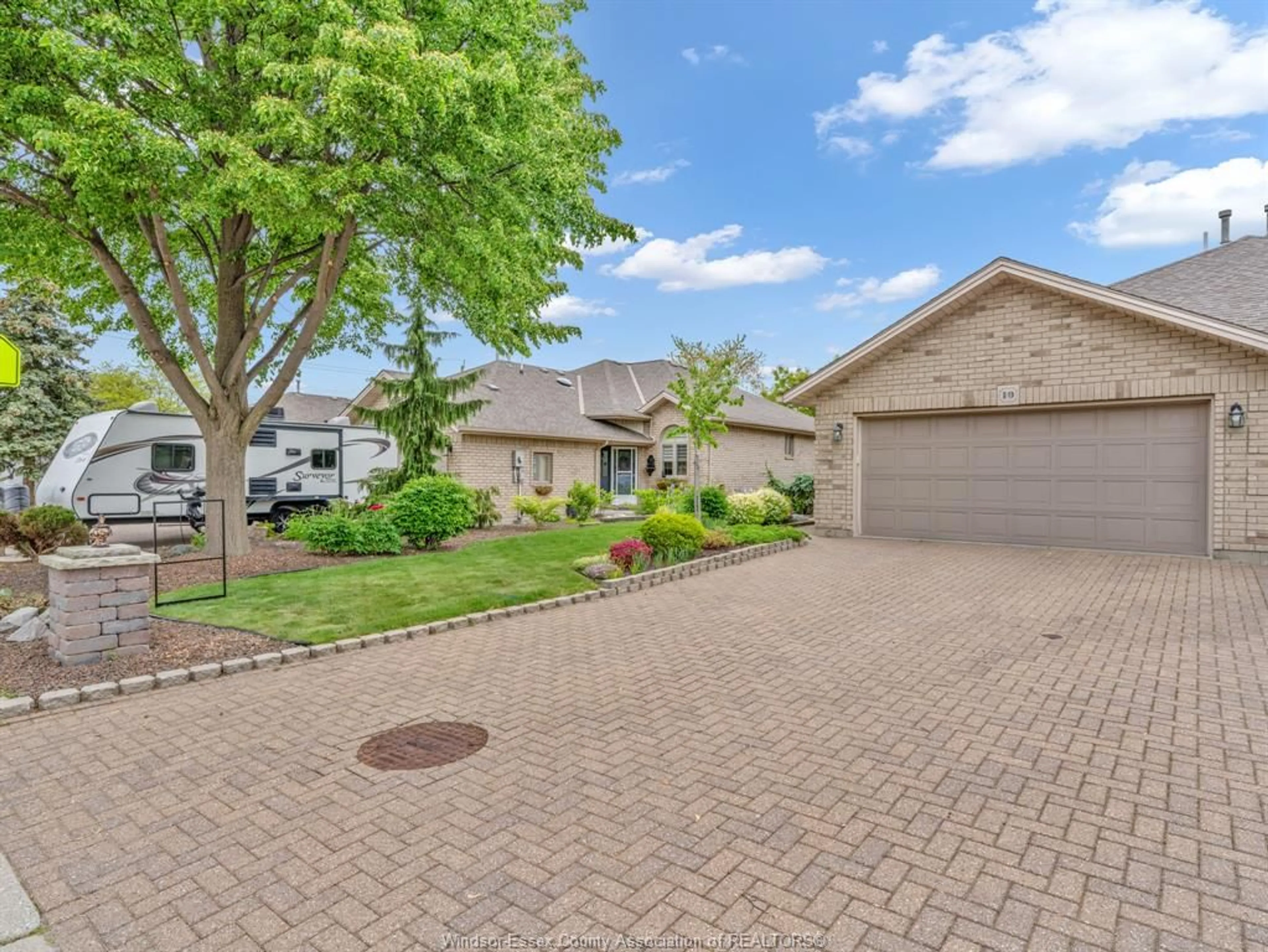 A pic from outside/outdoor area/front of a property/back of a property/a pic from drone, street for 10 QUEENS HILL Cres, Leamington Ontario N8H 5M6