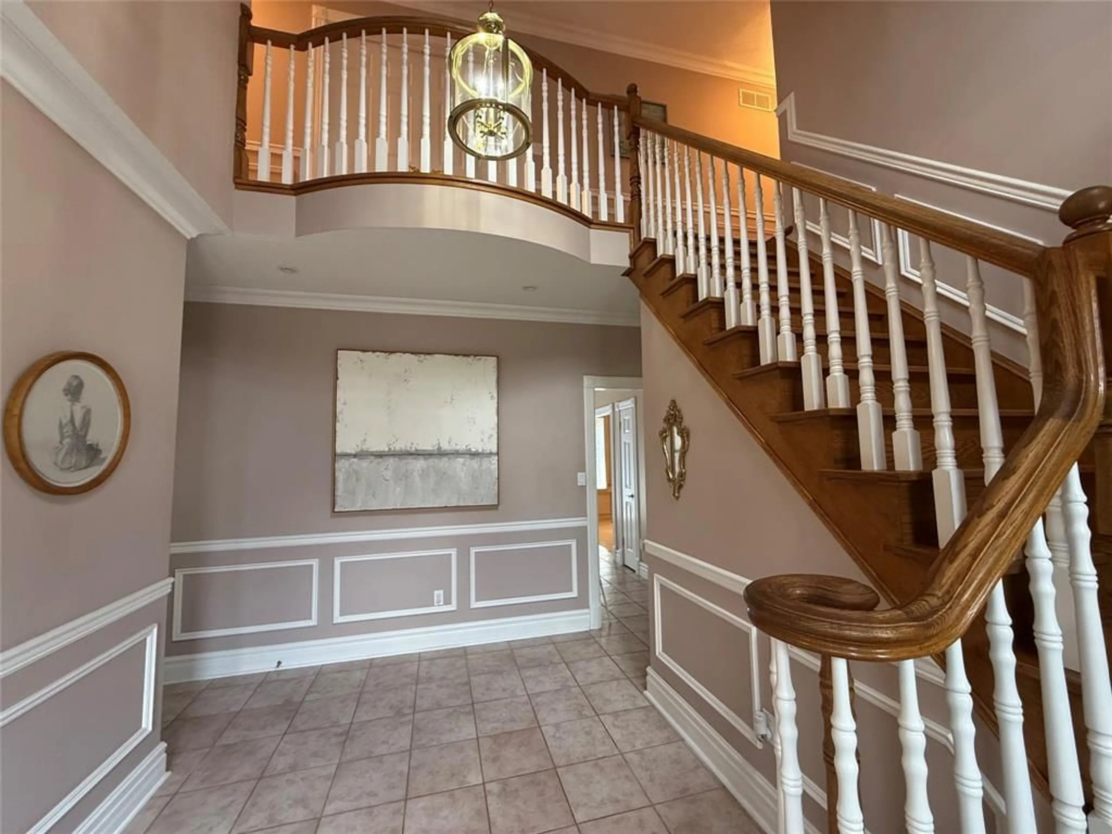 Indoor foyer for 1067 FORESTVALE Dr, Burlington Ontario L7P 4W4