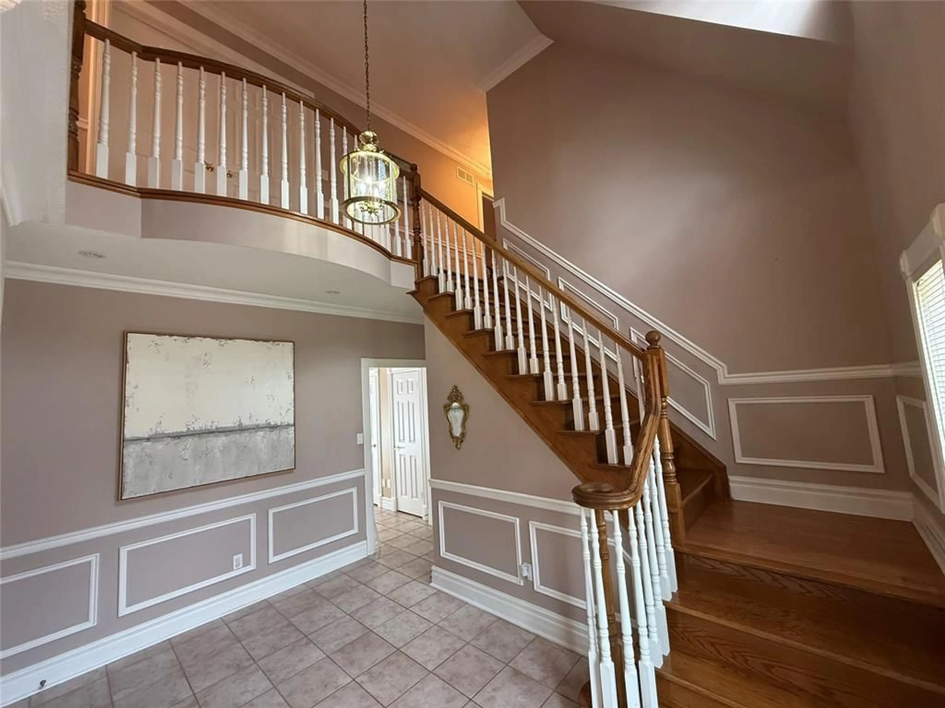 Indoor foyer for 1067 FORESTVALE Dr, Burlington Ontario L7P 4W4