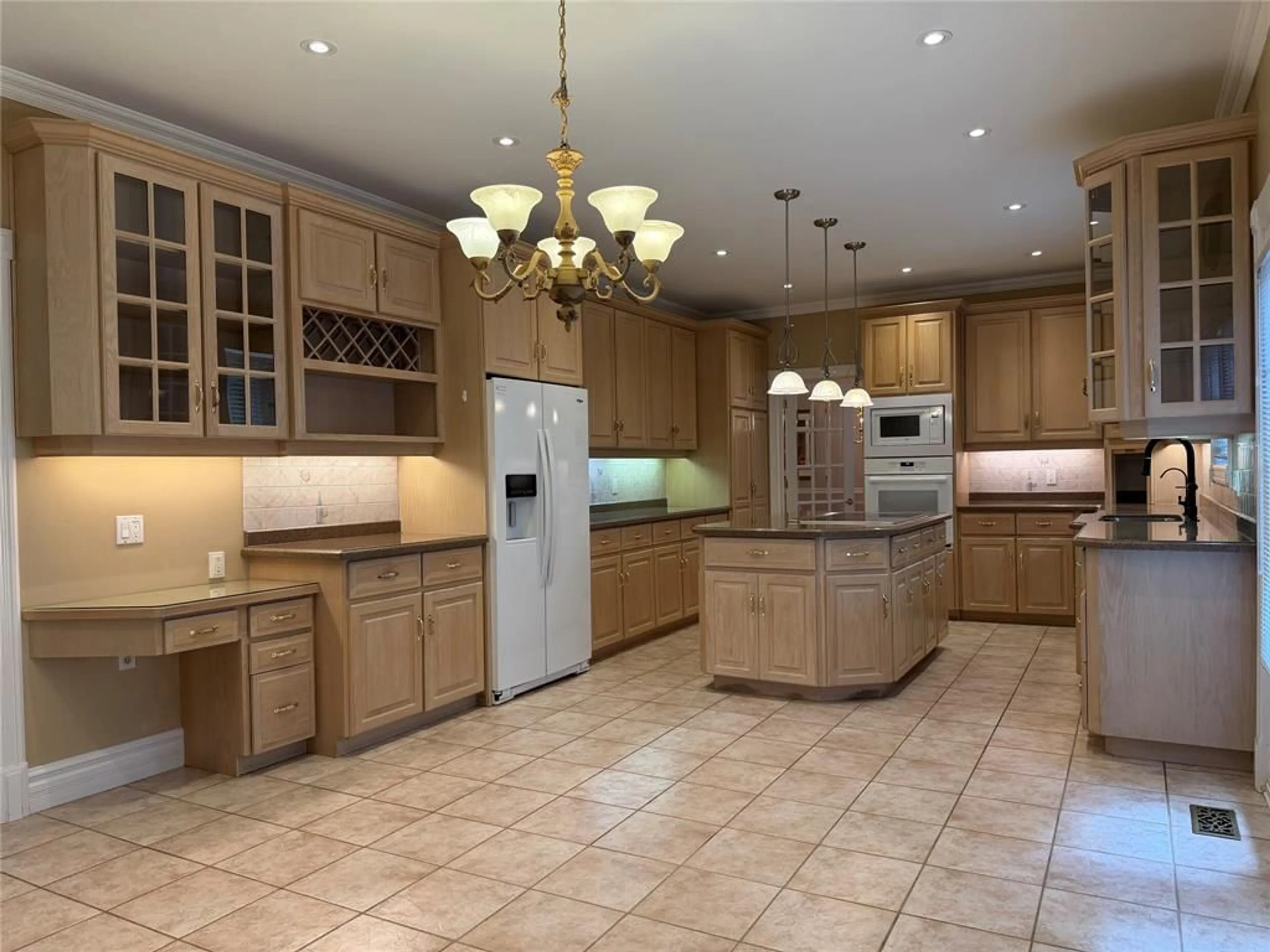 Open concept kitchen, ceramic/tile floor for 1067 FORESTVALE Dr, Burlington Ontario L7P 4W4