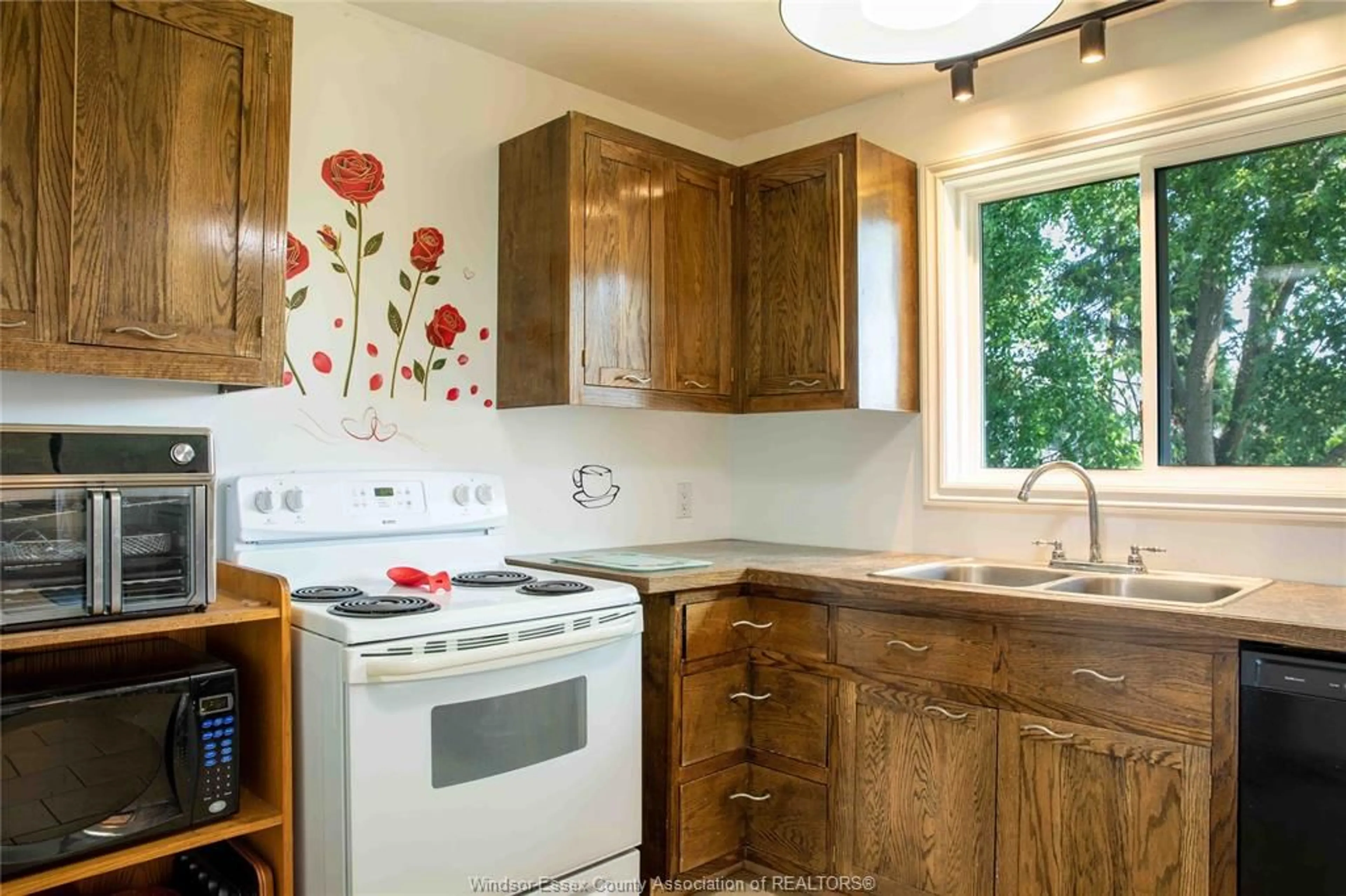 Standard kitchen, unknown for 30 SEACREST, Amherstburg Ontario N9V 2S4