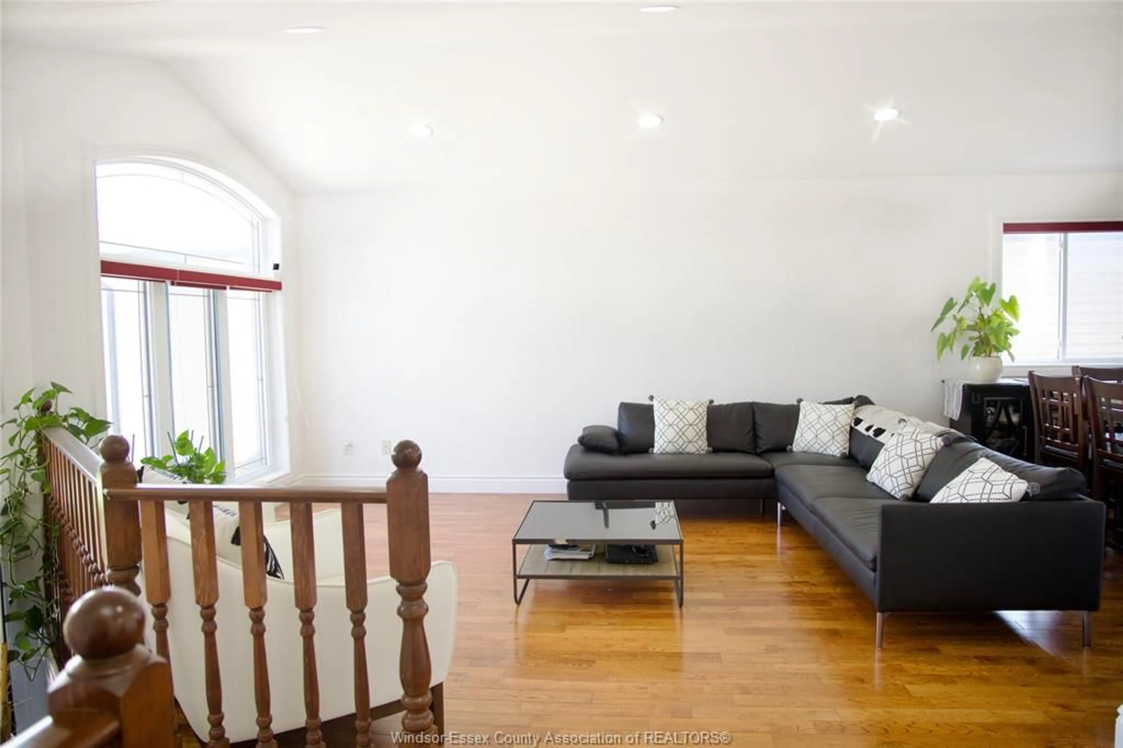 Living room with furniture, wood/laminate floor for 1935 MANITOBA, Windsor Ontario N9B 3H8