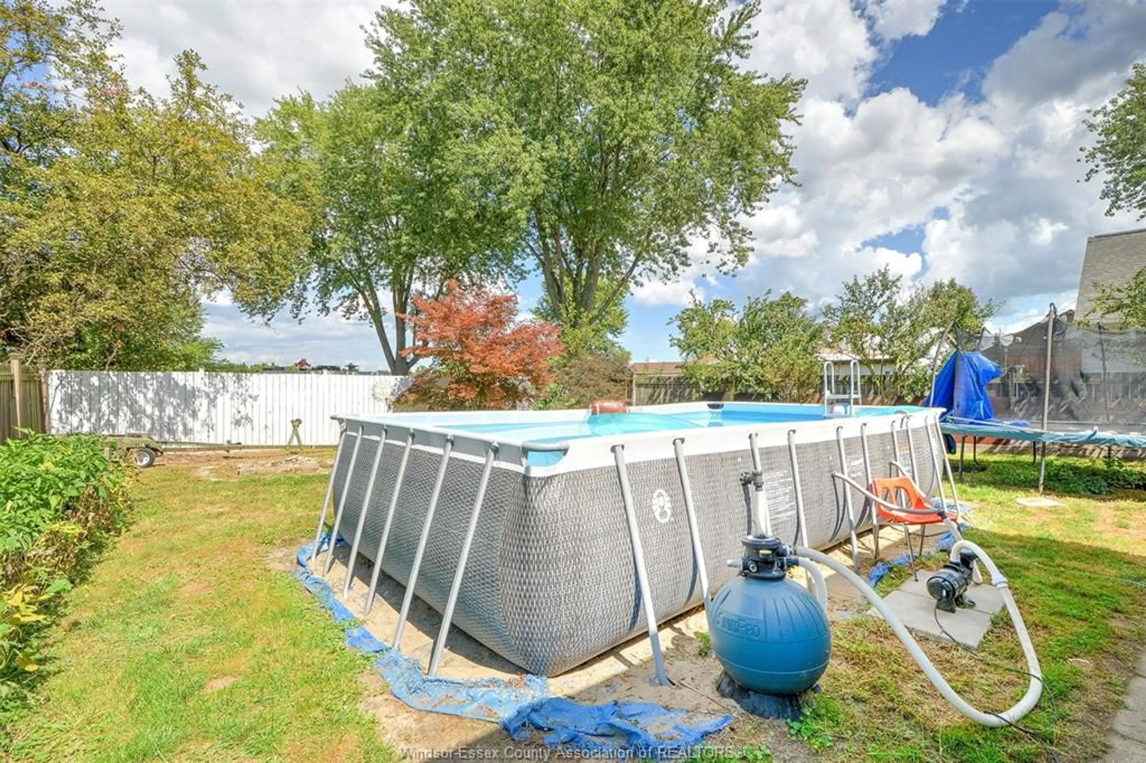 Pool for 9569 Malden Rd, LaSalle Ontario N9J 2W5