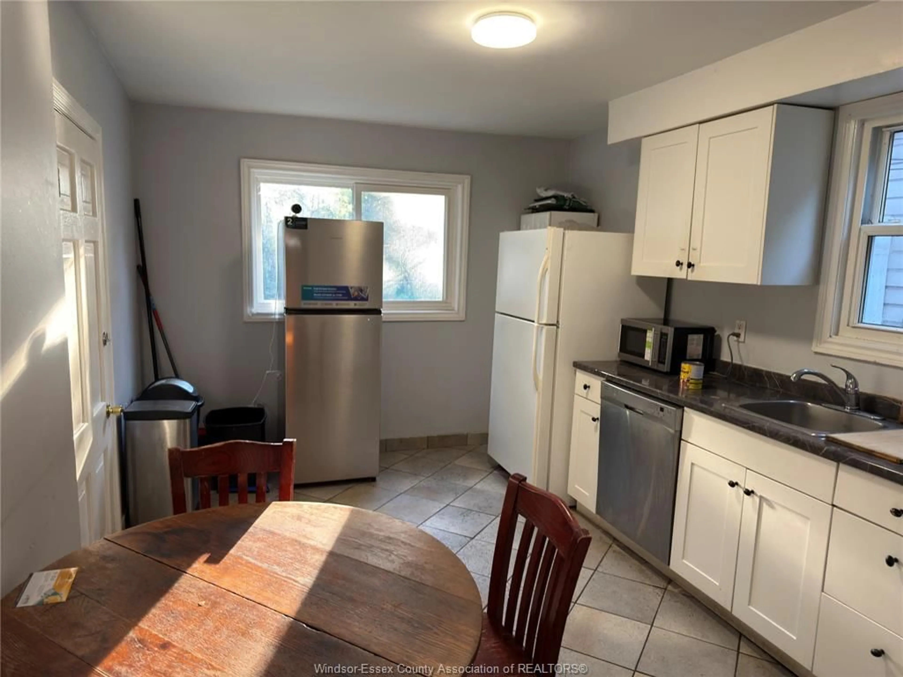 Standard kitchen, unknown for 417 BRIDGE, Windsor Ontario N9B 2M3