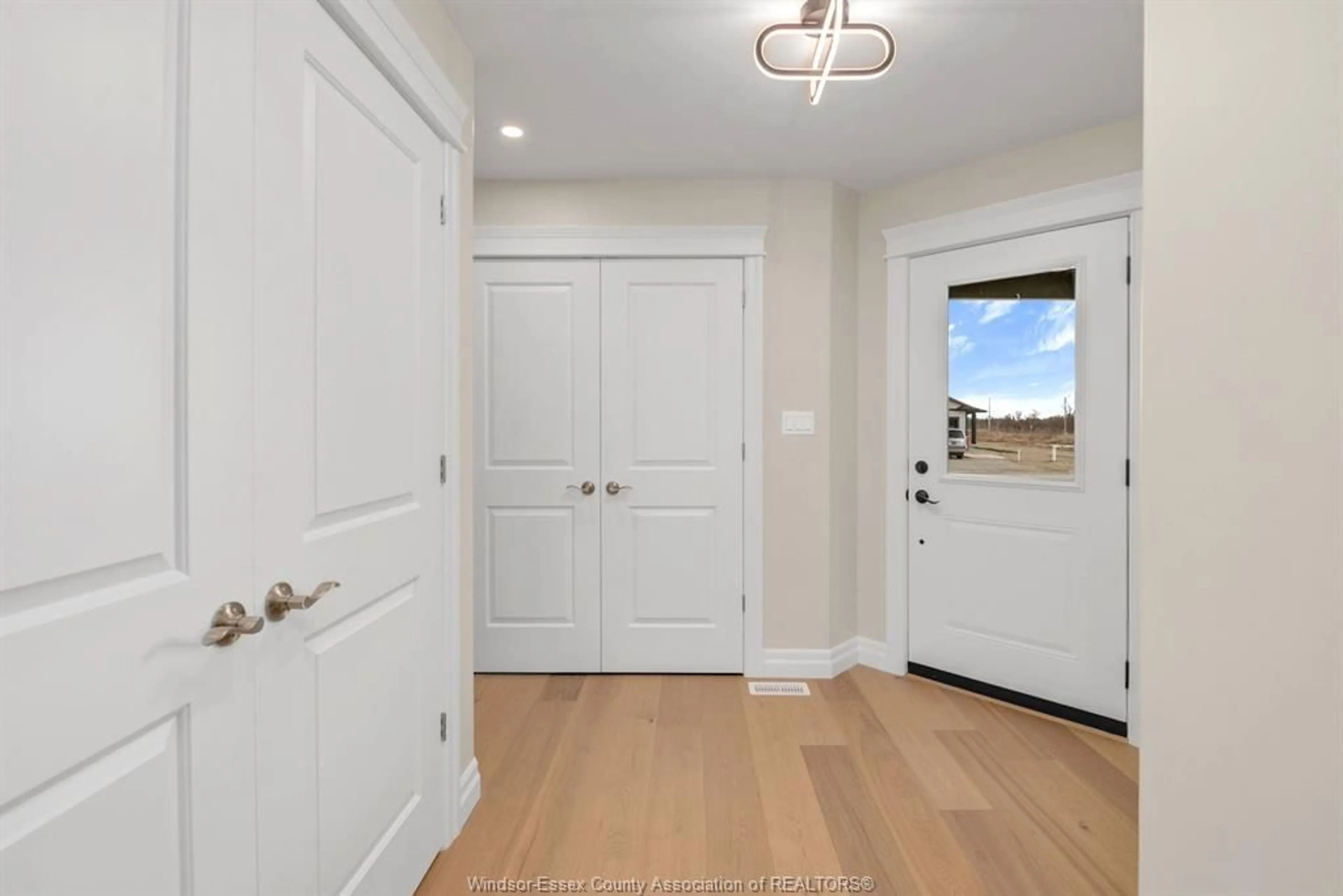 Indoor entryway for 77 JEWEL St, Harrow Ontario N0R 1G0