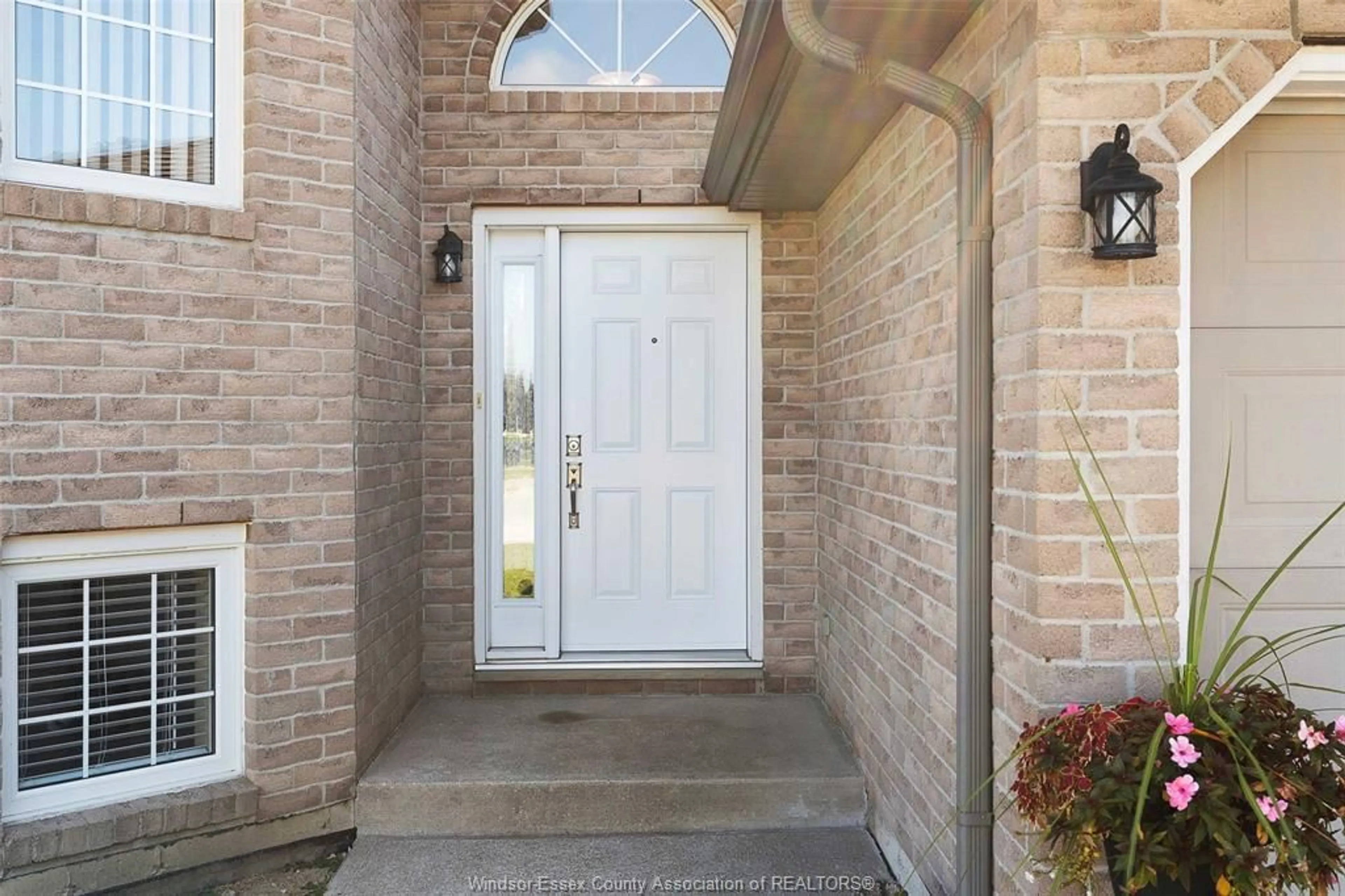 Indoor entryway for 568 PETTYPIECE, Amherstburg Ontario N9V 4C9