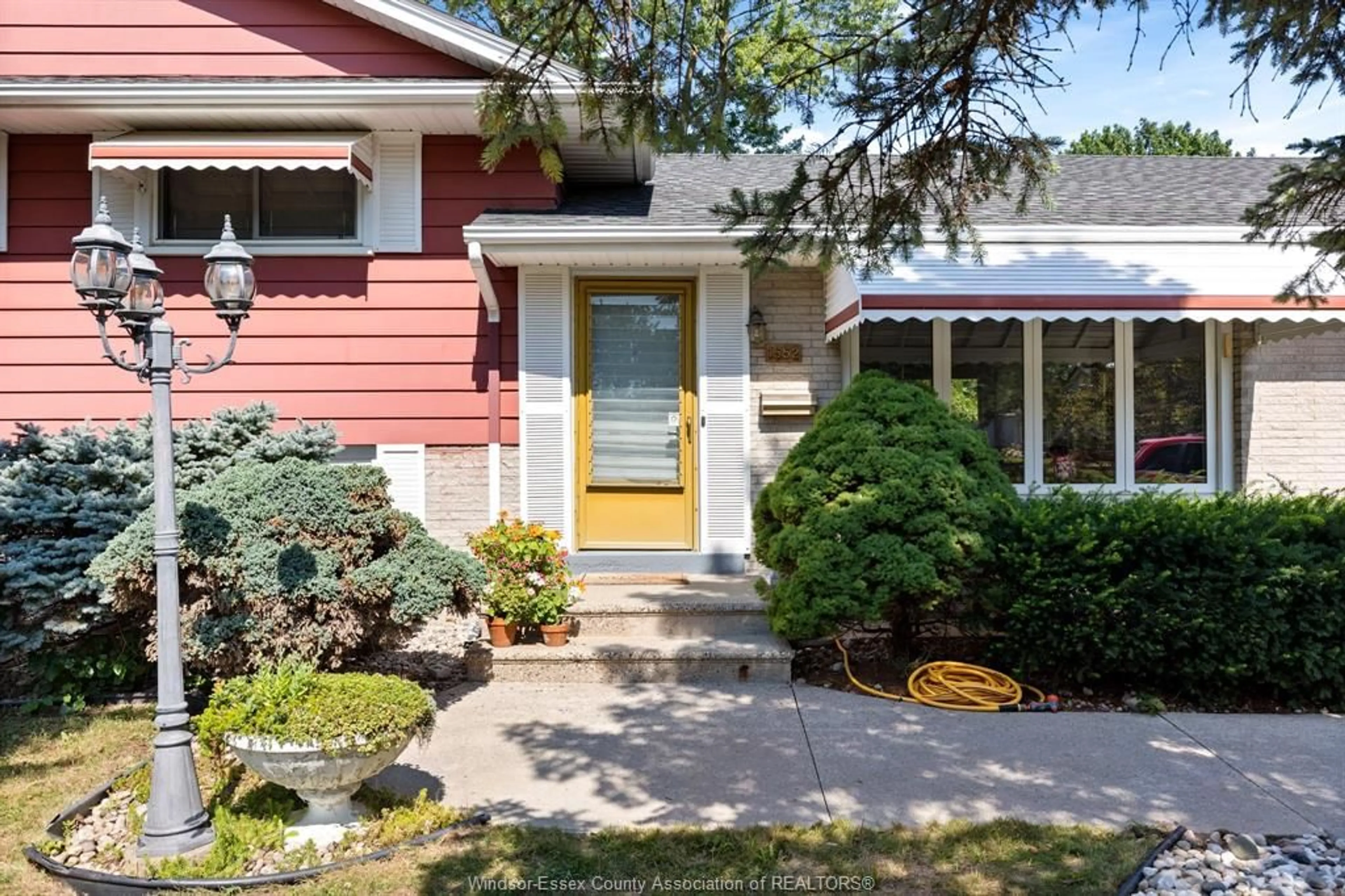 Home with vinyl exterior material, street for 1552 STRATFORD, Windsor Ontario N9G 1W2