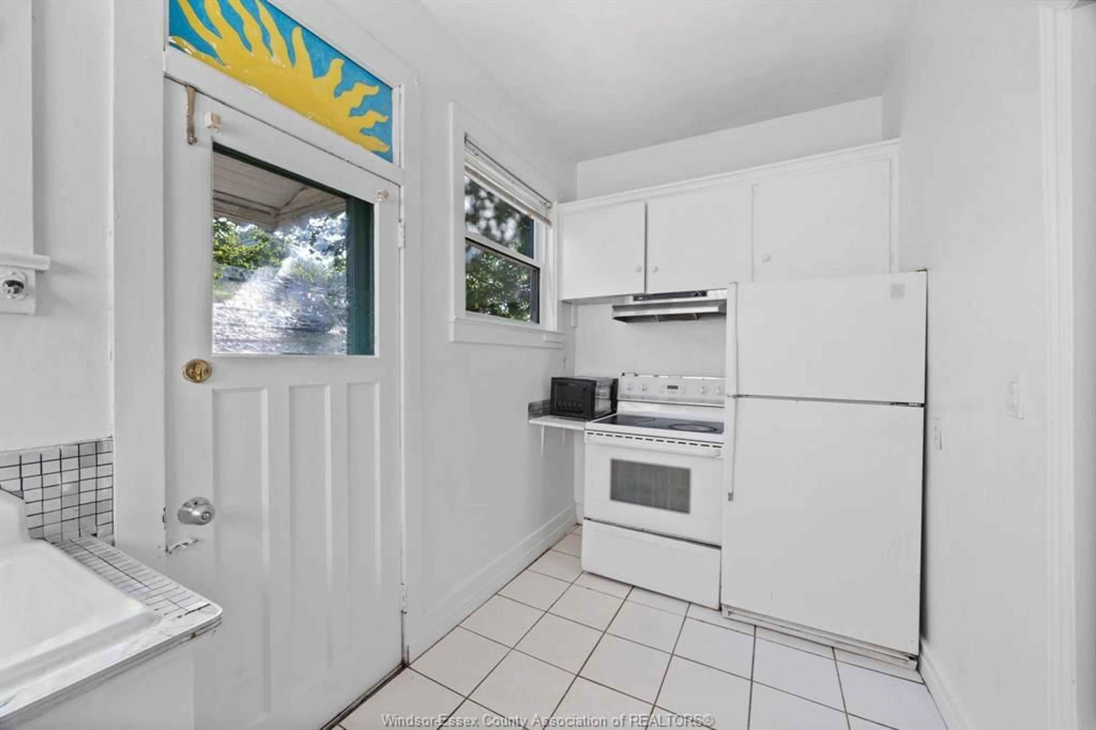 Standard kitchen, unknown for 1640 MARTINDALE St, Windsor Ontario N9B 1G6