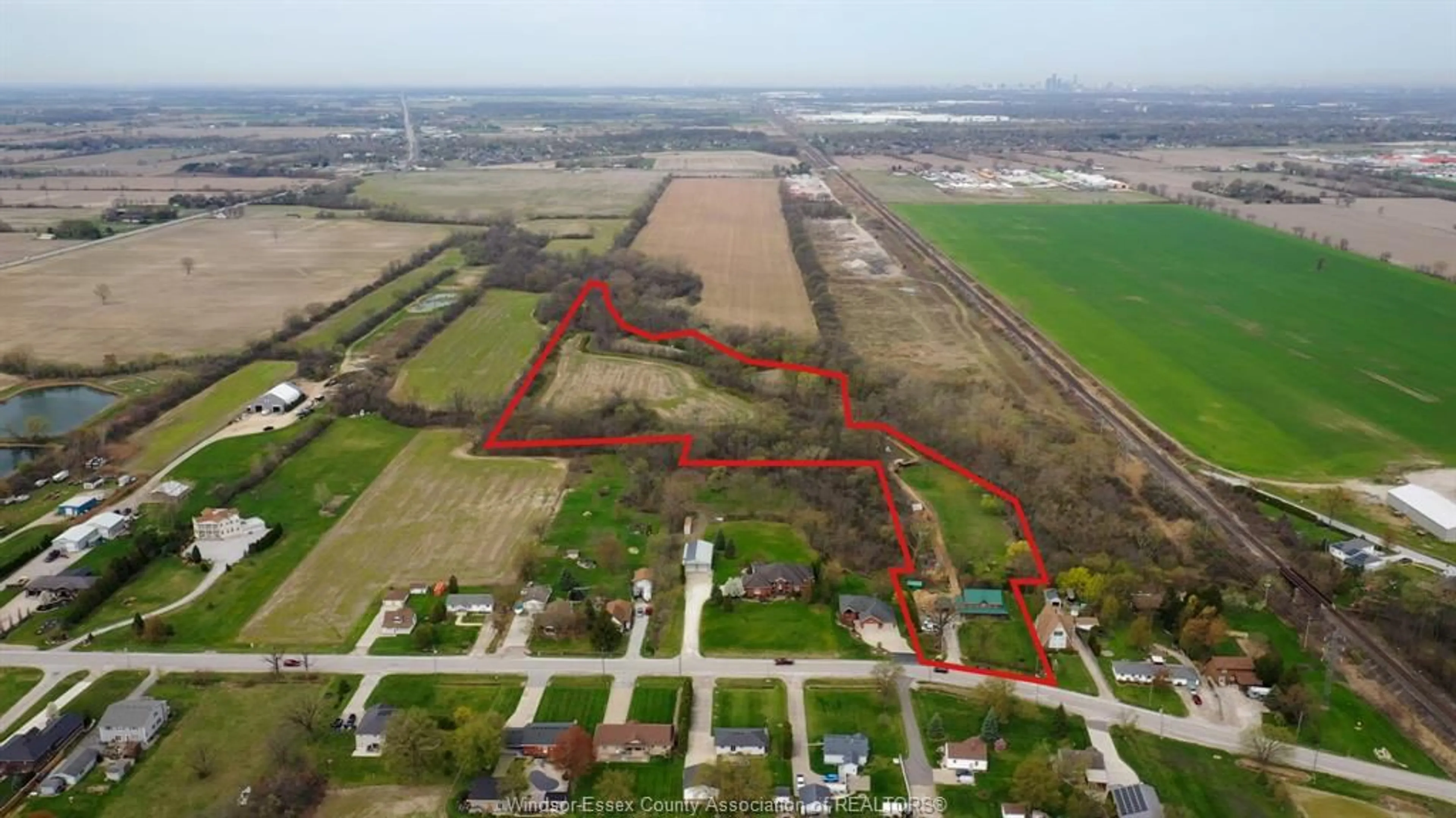 A pic from outside/outdoor area/front of a property/back of a property/a pic from drone, building for 453 ELMSTEAD, Lakeshore Ontario N8N 2L9