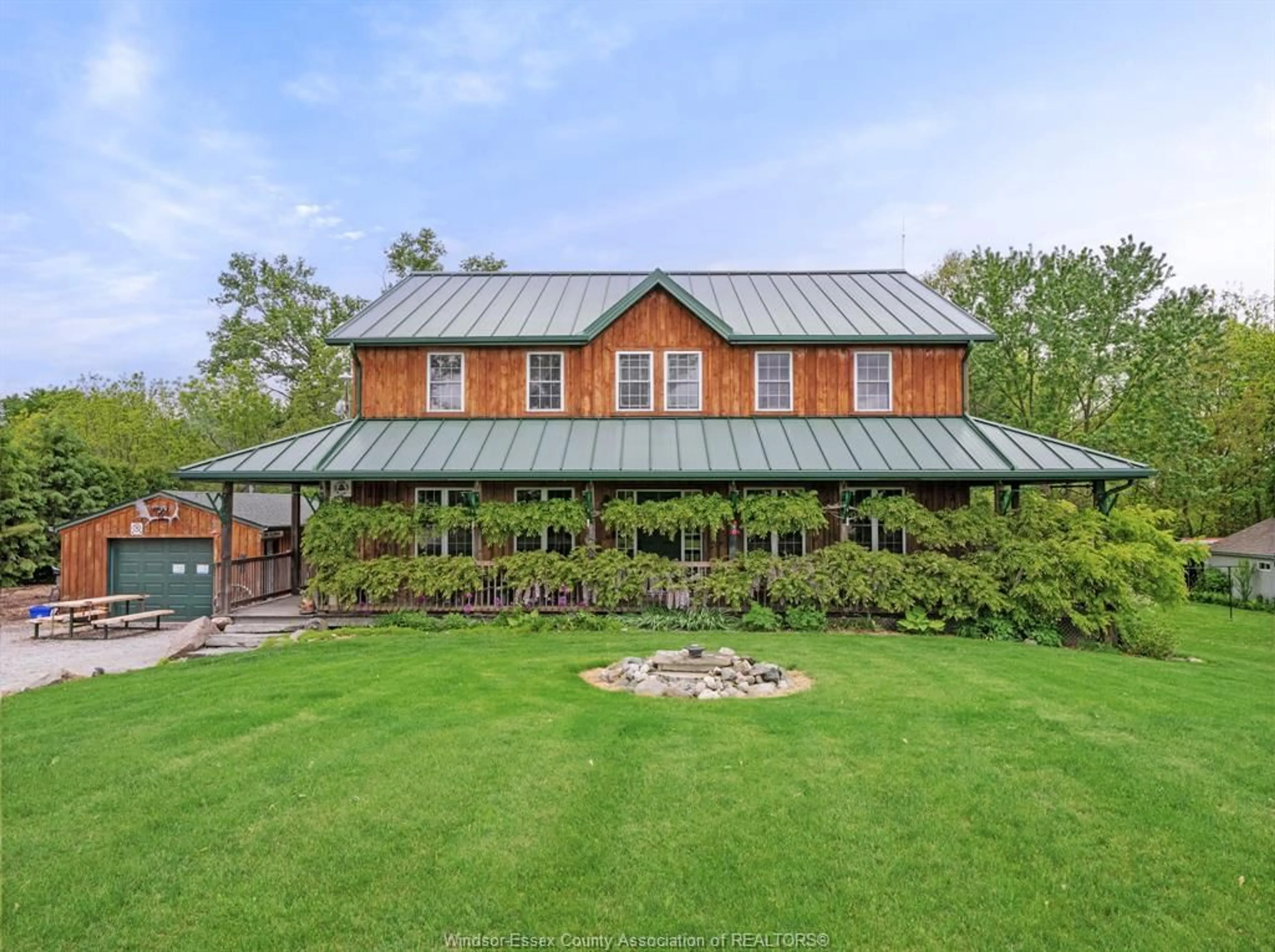 A pic from outside/outdoor area/front of a property/back of a property/a pic from drone, building for 453 ELMSTEAD, Lakeshore Ontario N8N 2L9