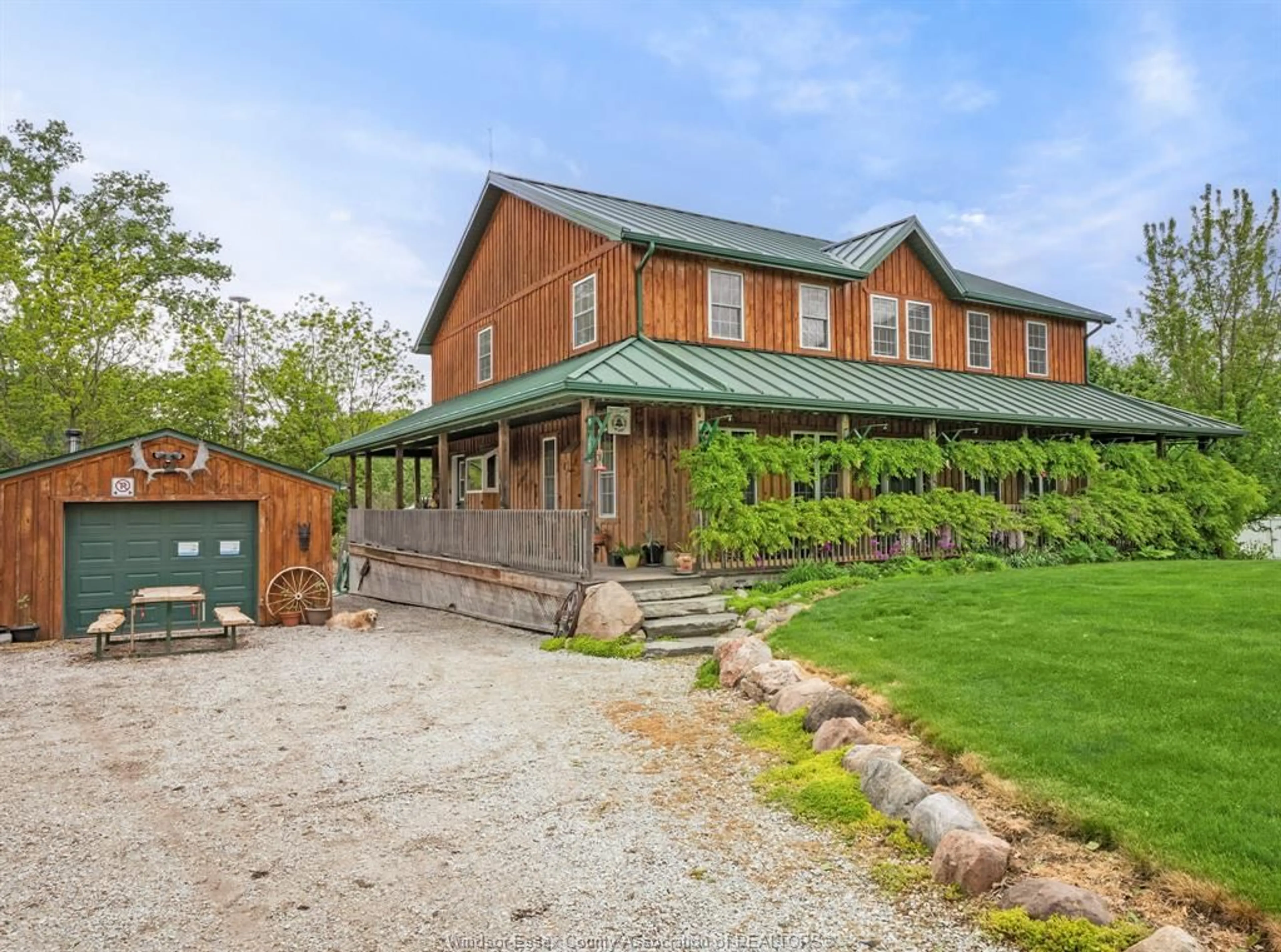 A pic from outside/outdoor area/front of a property/back of a property/a pic from drone, building for 453 ELMSTEAD, Lakeshore Ontario N8N 2L9