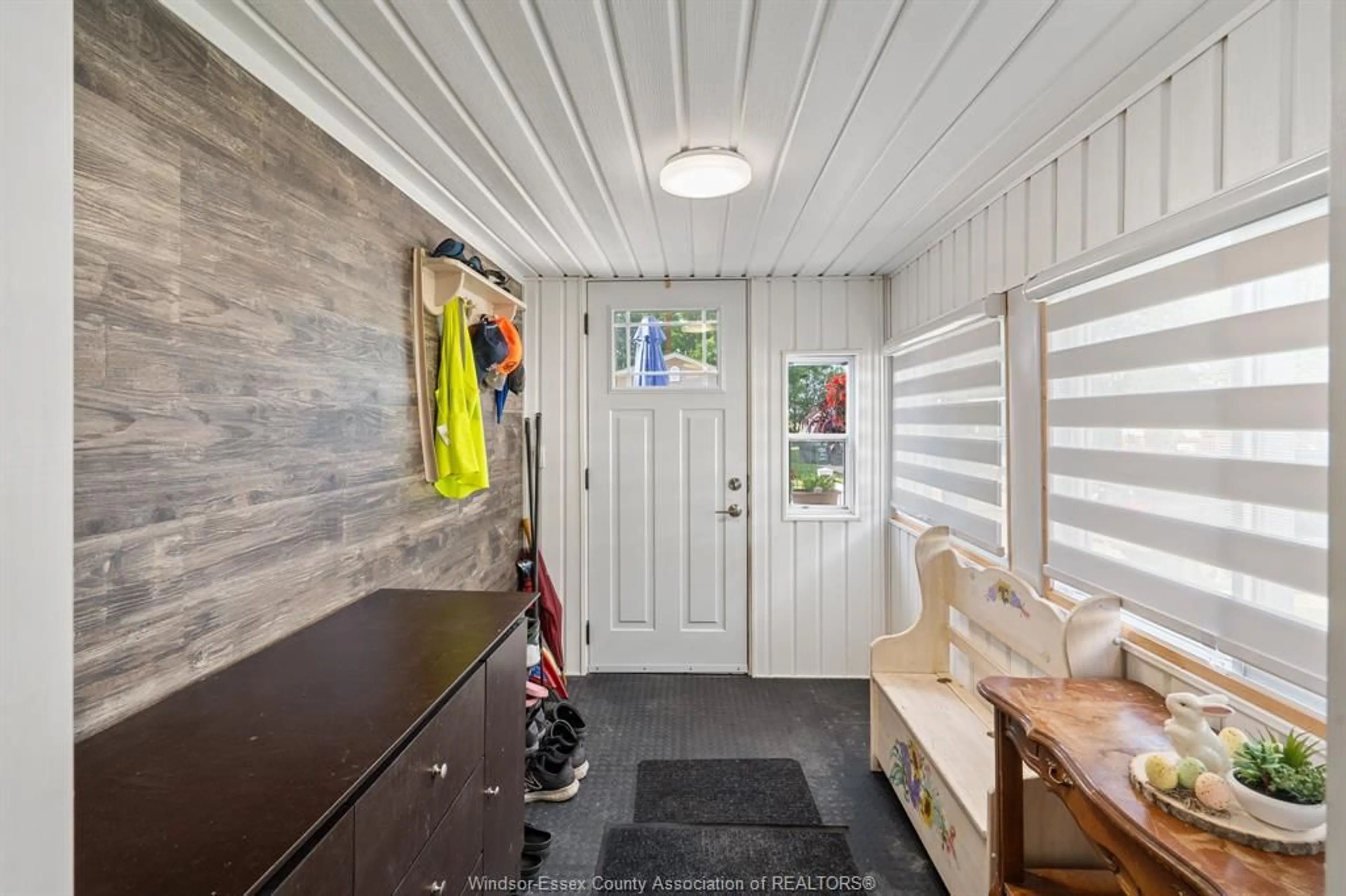 Indoor entryway for 138 Dana Dr, Essex Ontario N8M 2A3