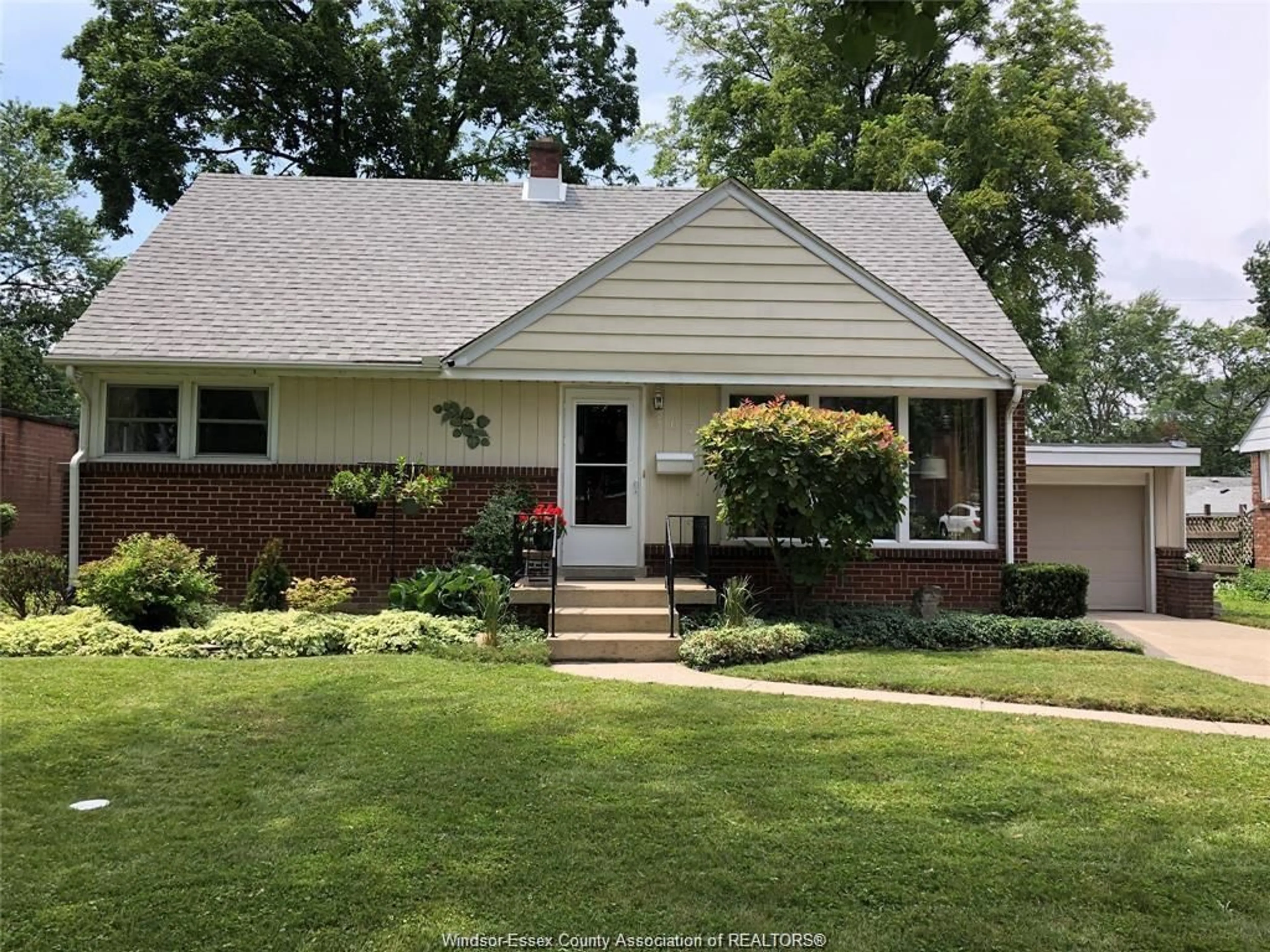 Home with vinyl exterior material, street for 3075 Radisson Ave, Windsor Ontario N9E 1Y4