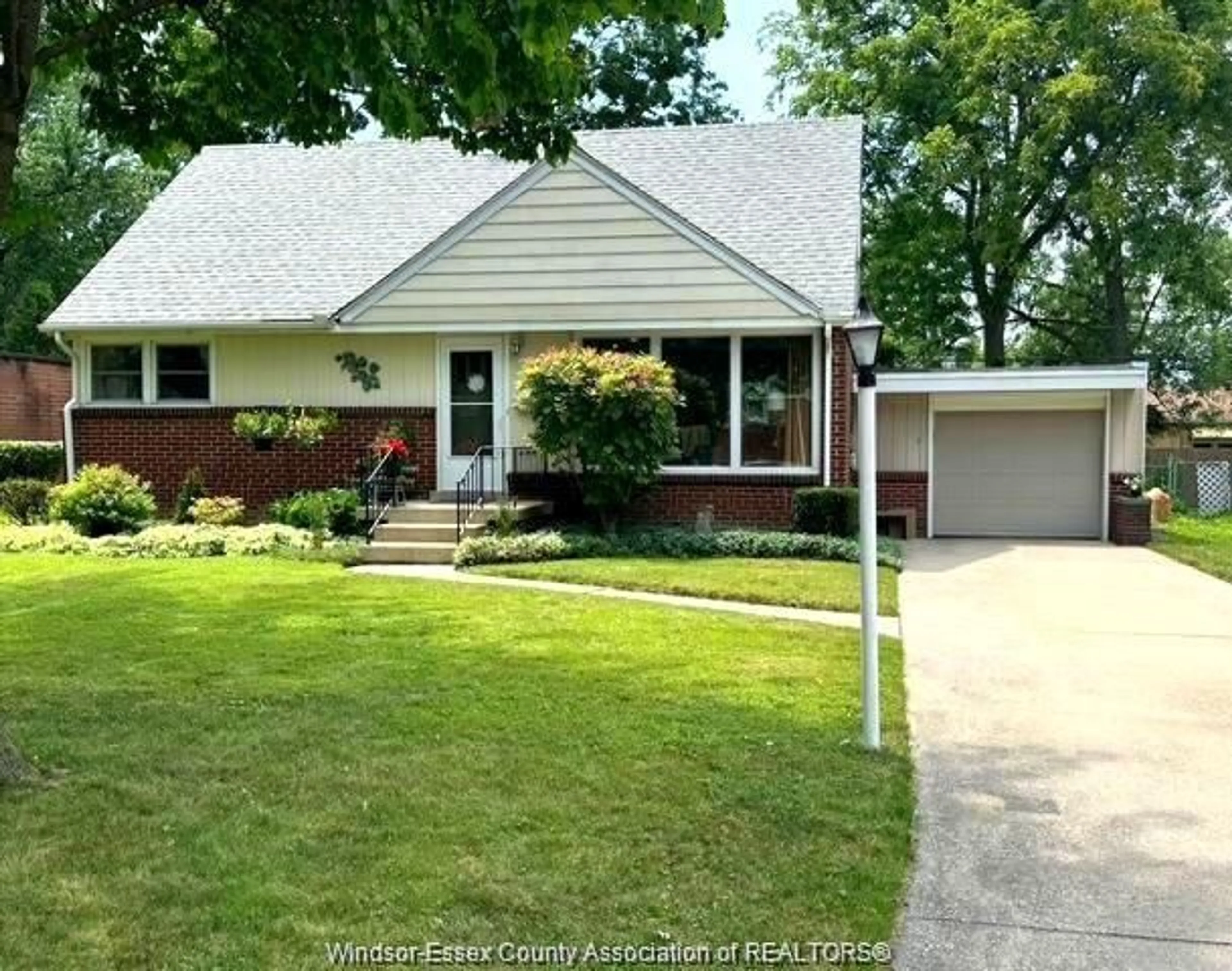 Home with vinyl exterior material, street for 3075 Radisson Ave, Windsor Ontario N9E 1Y4