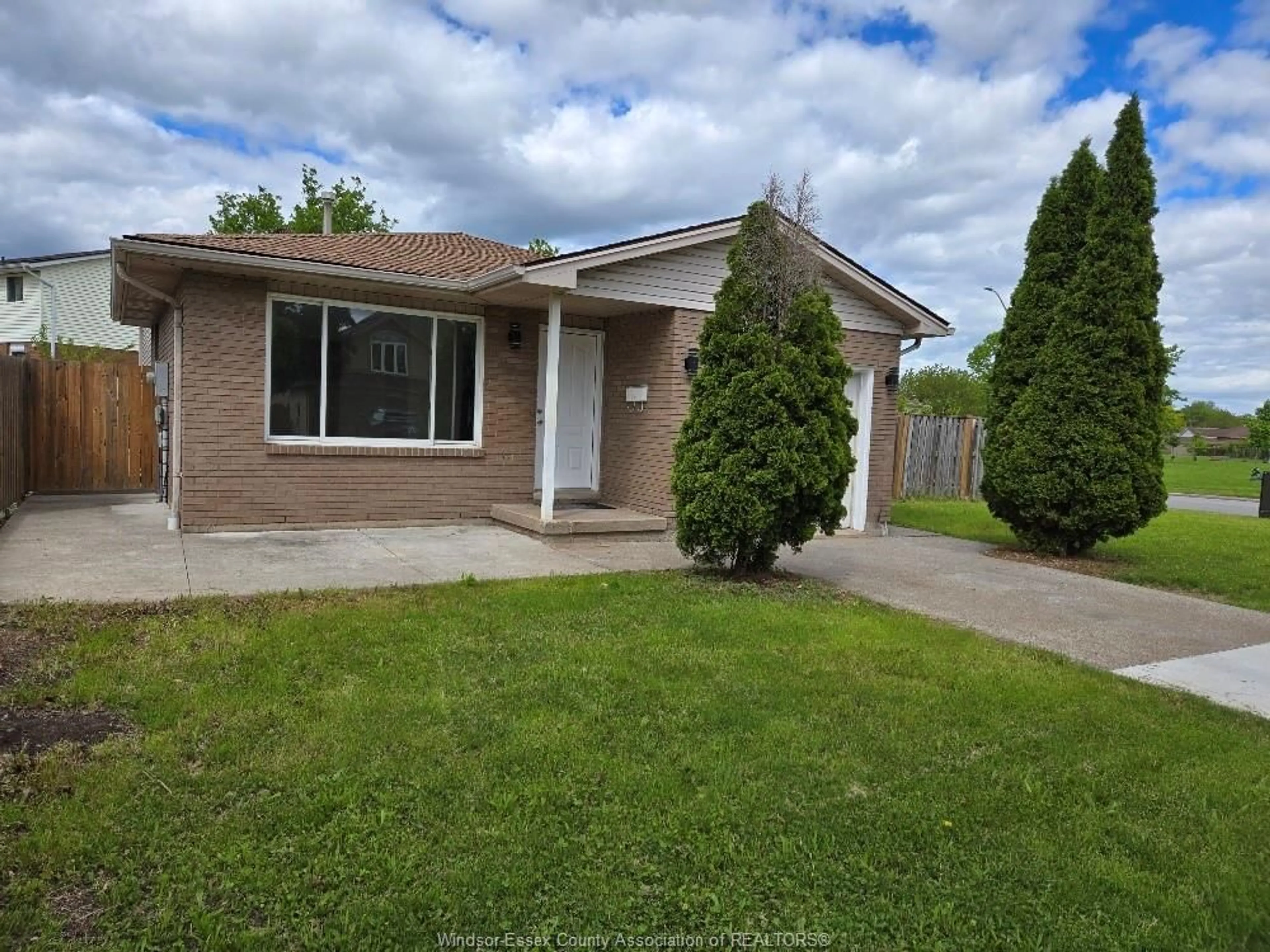 Home with brick exterior material, street for 1250 STANLEY, Windsor Ontario N8X 4Z9