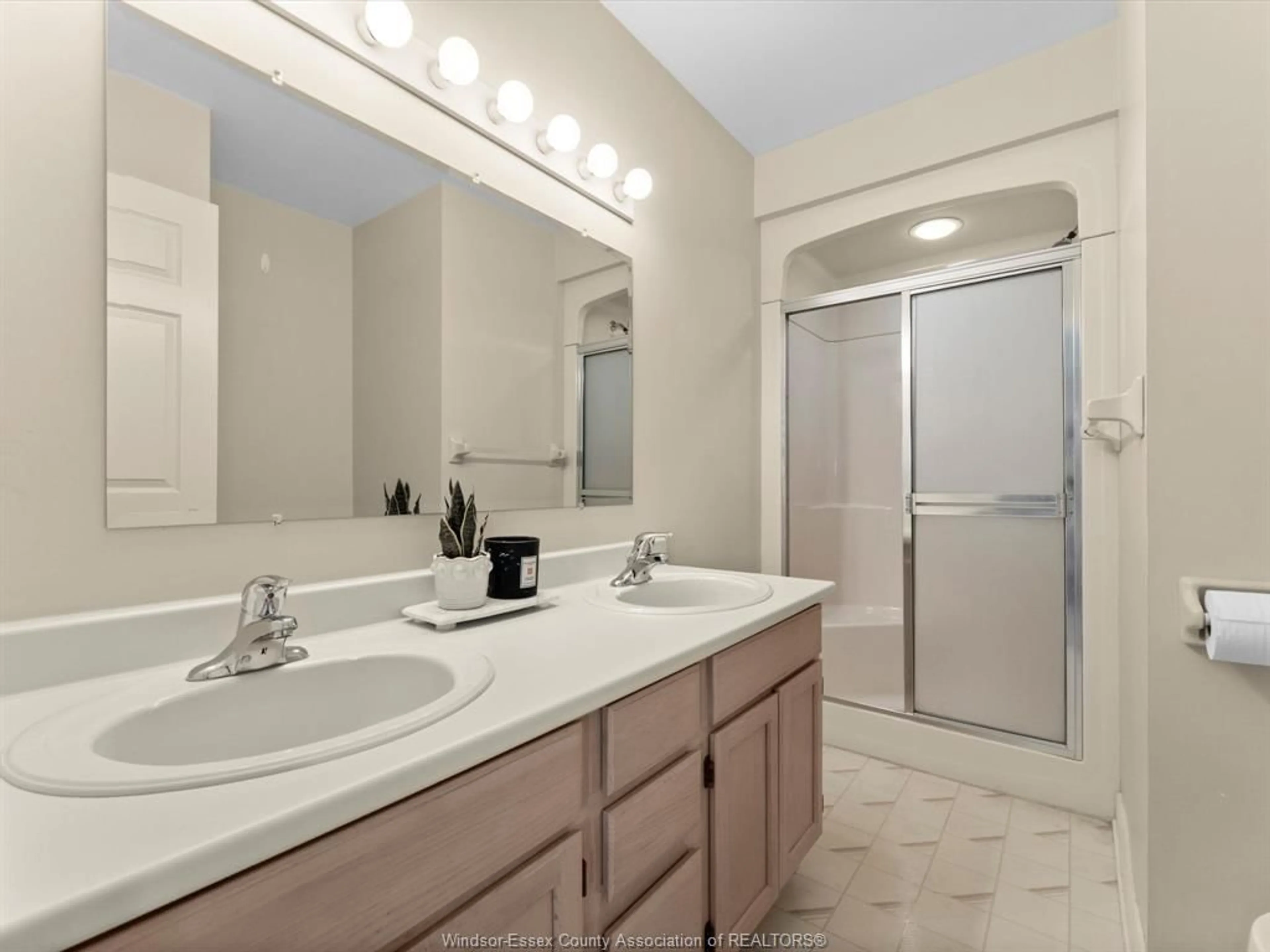 Standard bathroom, ceramic/tile floor for 50A CHEYENNE, Leamington Ontario N8H 5E3
