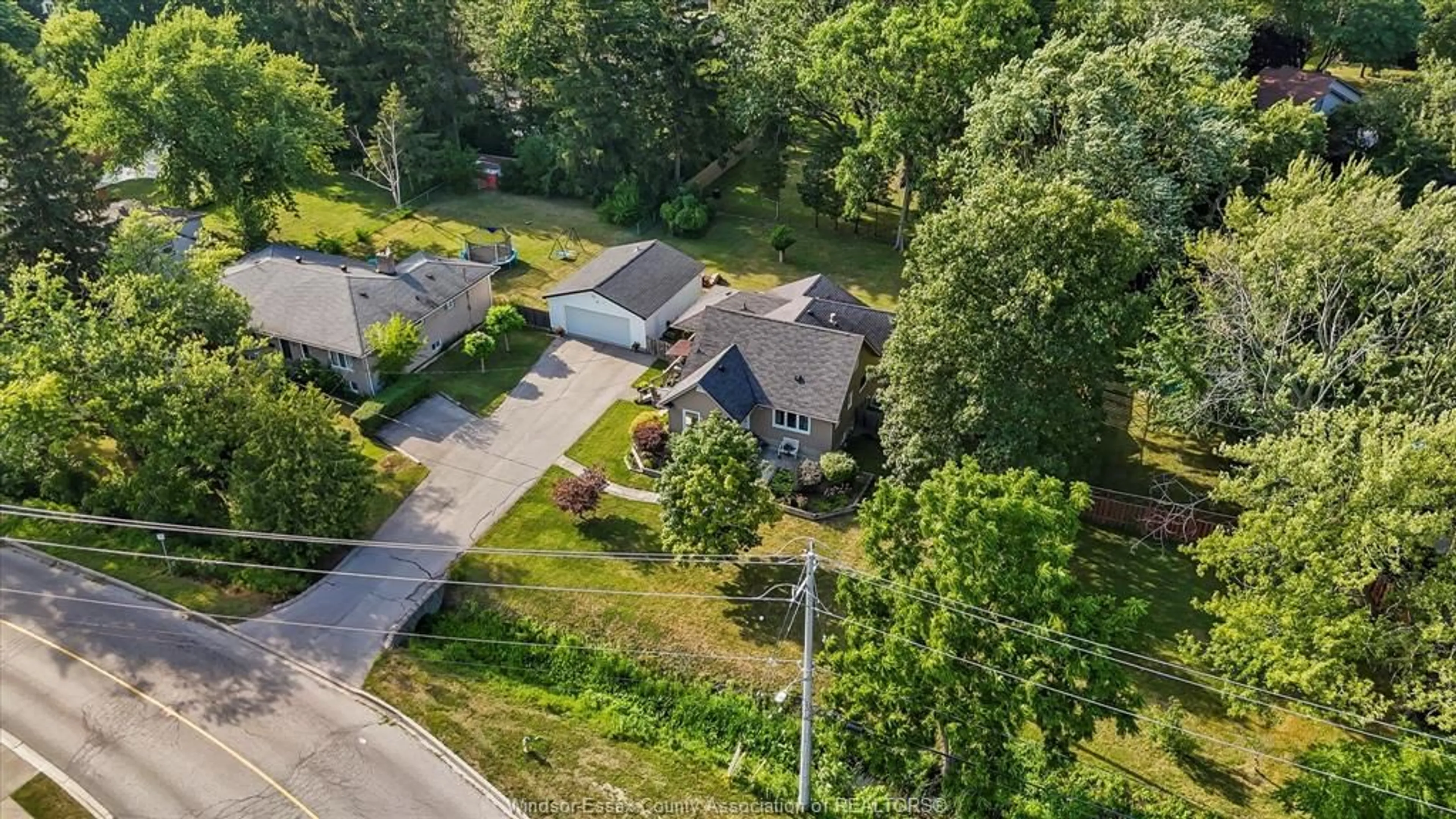 A pic from outside/outdoor area/front of a property/back of a property/a pic from drone, street for 740 COUSINEAU, Windsor Ontario N9G 1V7