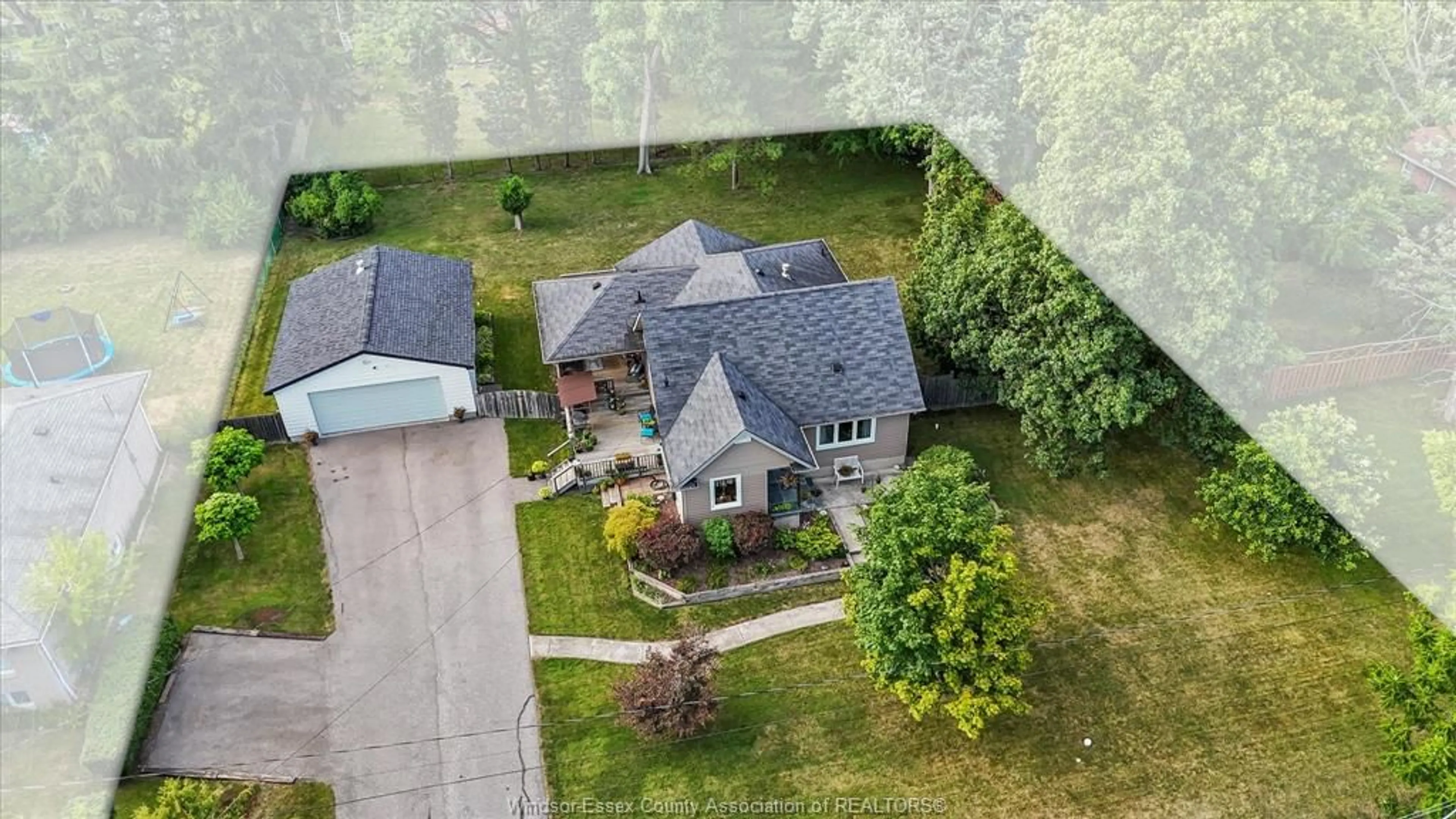 A pic from outside/outdoor area/front of a property/back of a property/a pic from drone, unknown for 740 COUSINEAU, Windsor Ontario N9G 1V7