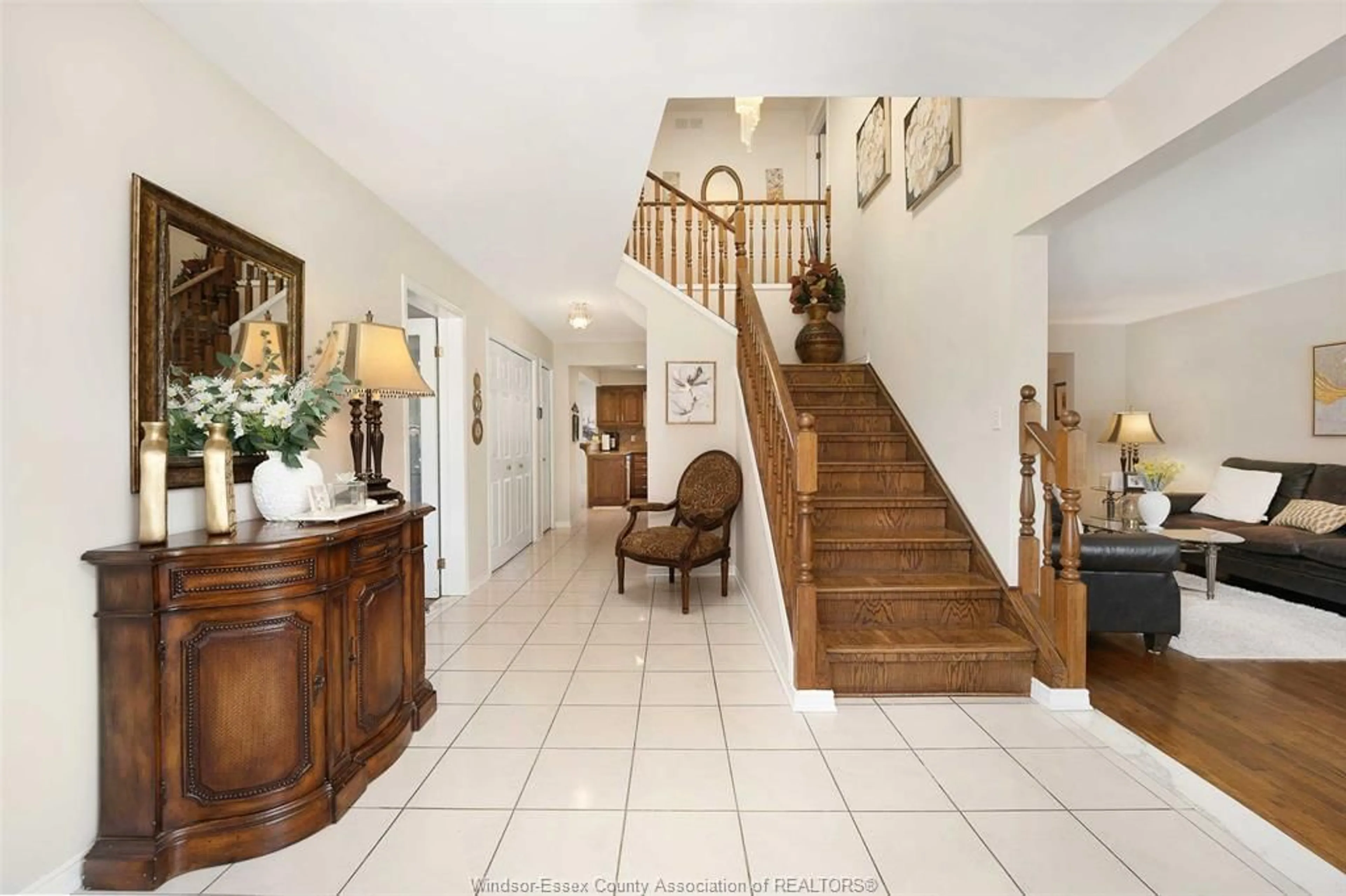 Indoor foyer for 2092 Lesperance, Tecumseh Ontario N8N 2N4