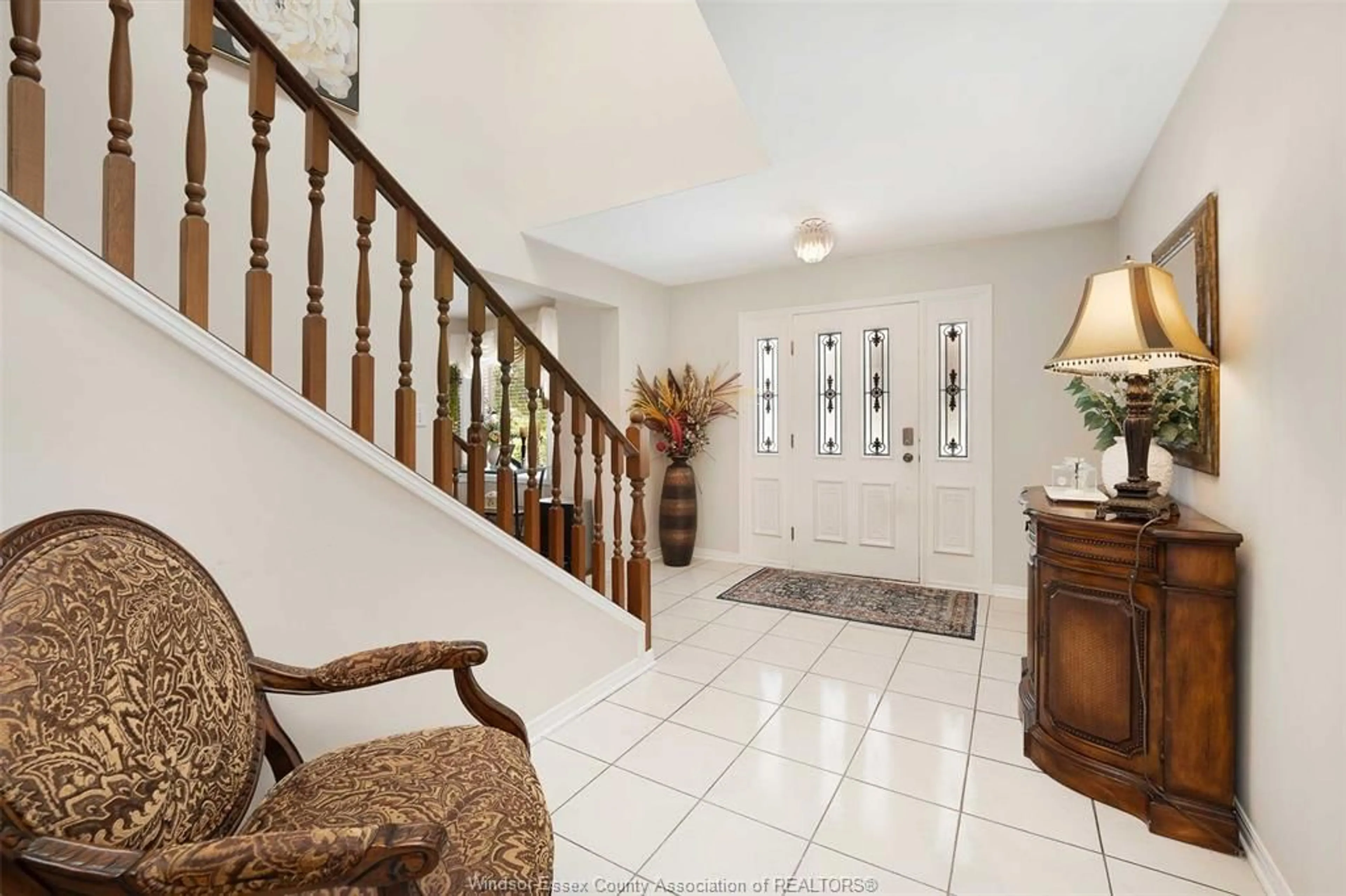 Indoor foyer for 2092 Lesperance, Tecumseh Ontario N8N 2N4